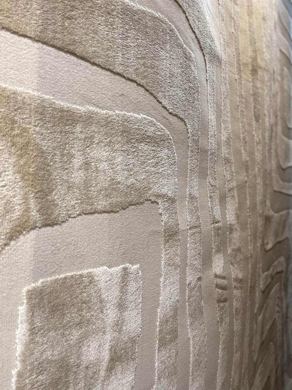 Presentamos nuestra colección de alfombras NUDE : una sofisticada combinación de tonos beige y moca cálidos. Elaboradas con una textura de relieve para mayor profundidad, cada pieza presenta una combinación única de dos tipos de hilo de primera calidad, creando una sensación suave y tridimensional. Con un estilo moderno ya la vez versátil, esta colección aporta un toque jugador y relajado en cualquier espacio. El equilibrio perfecto entre elegancia informal y diseño refinado.&nbsp;

El tono de los colores p