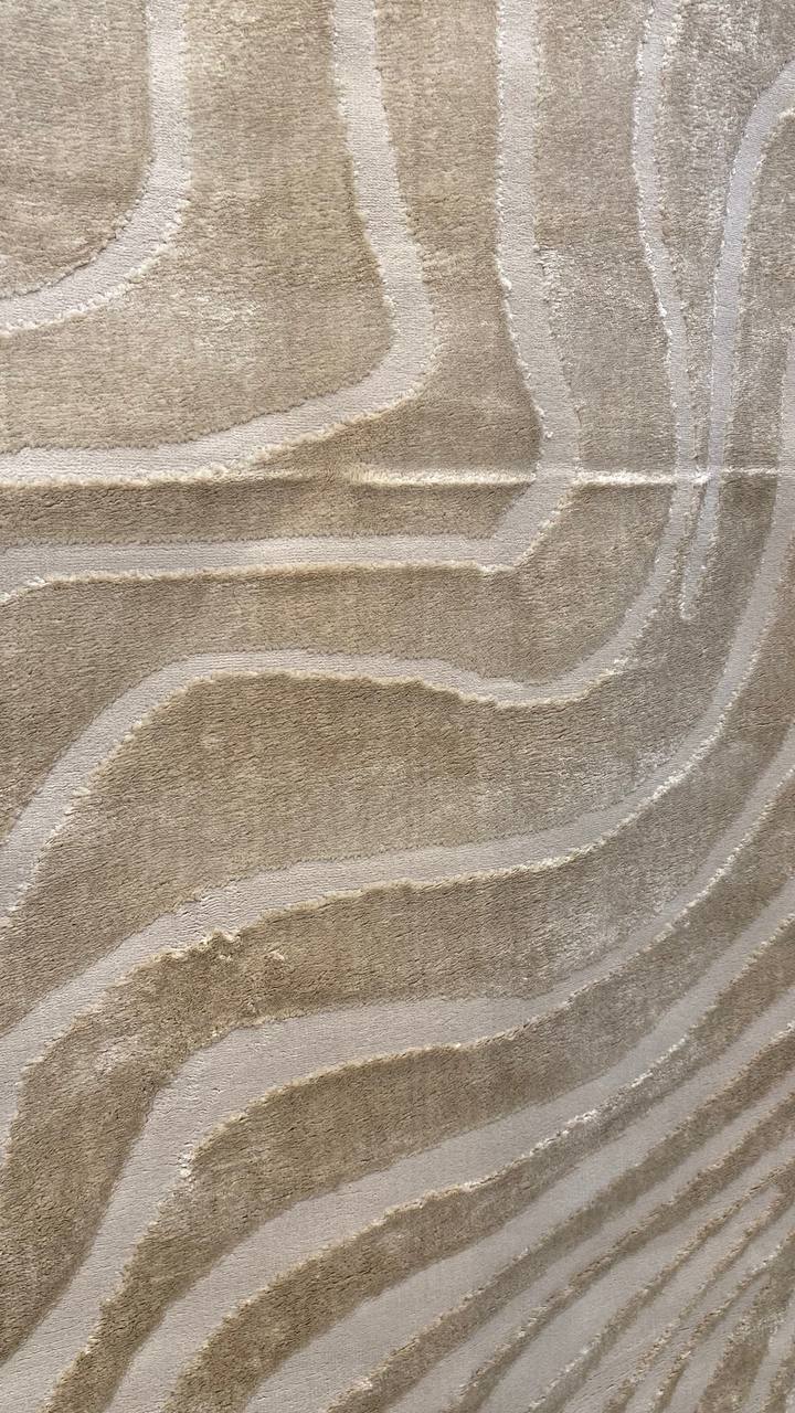Presentamos nuestra colección de alfombras NUDE : una sofisticada combinación de tonos beige y moca cálidos. Elaboradas con una textura de relieve para mayor profundidad, cada pieza presenta una combinación única de dos tipos de hilo de primera calidad, creando una sensación suave y tridimensional. Con un estilo moderno ya la vez versátil, esta colección aporta un toque jugador y relajado en cualquier espacio. El equilibrio perfecto entre elegancia informal y diseño refinado.&nbsp;

El tono de los colores p