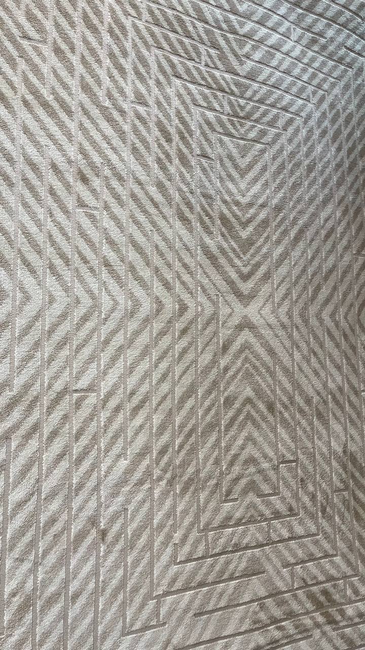 Presentamos nuestra colección de alfombras NUDE : una sofisticada combinación de tonos beige y moca cálidos. Elaboradas con una textura de relieve para mayor profundidad, cada pieza presenta una combinación única de dos tipos de hilo de primera calidad, creando una sensación suave y tridimensional. Con un estilo moderno ya la vez versátil, esta colección aporta un toque jugador y relajado en cualquier espacio. El equilibrio perfecto entre elegancia informal y diseño refinado.&nbsp;

El tono de los colores p