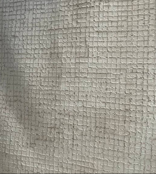 Presentamos nuestra colección de alfombras NUDE : una sofisticada combinación de tonos beige y moca cálidos. Elaboradas con una textura de relieve para mayor profundidad, cada pieza presenta una combinación única de dos tipos de hilo de primera calidad, creando una sensación suave y tridimensional. Con un estilo moderno ya la vez versátil, esta colección aporta un toque jugador y relajado en cualquier espacio. El equilibrio perfecto entre elegancia informal y diseño refinado.&nbsp;

El tono de los colores p
