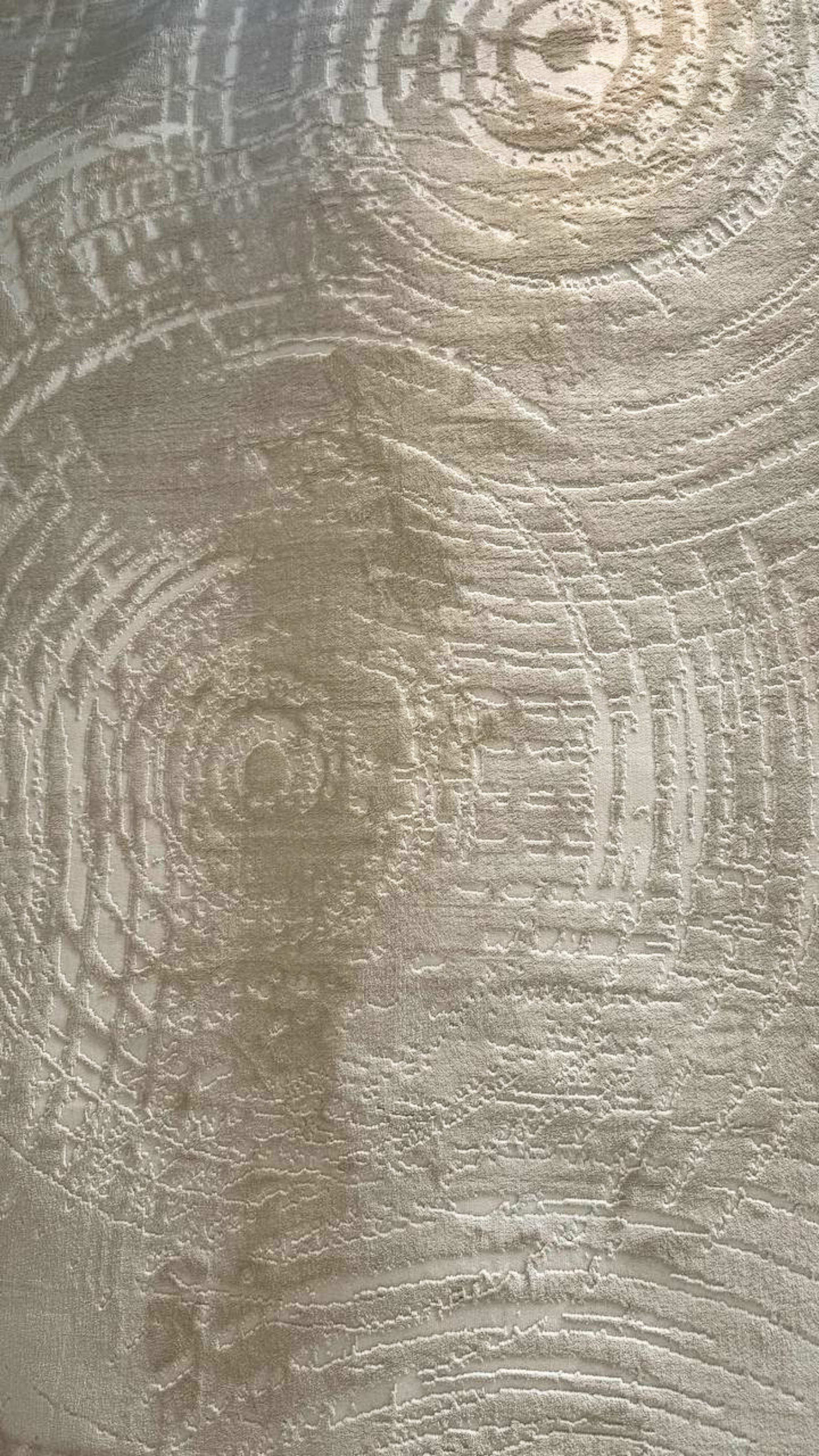Presentamos nuestra última colección de alfombras de diseño NUDE&nbsp;: una sofisticada combinación de tonos beige y moca cálidos. Elaboradas con una textura de relieve para mayor profundidad, cada pieza presenta una combinación única de dos tipos de hilo de primera calidad, creando una sensación suave y tridimensional. Con un estilo moderno y a la vez versátil, esta colección aporta un toque playero y relajado a cualquier espacio. El equilibrio perfecto entre elegancia informal y diseño refinado.