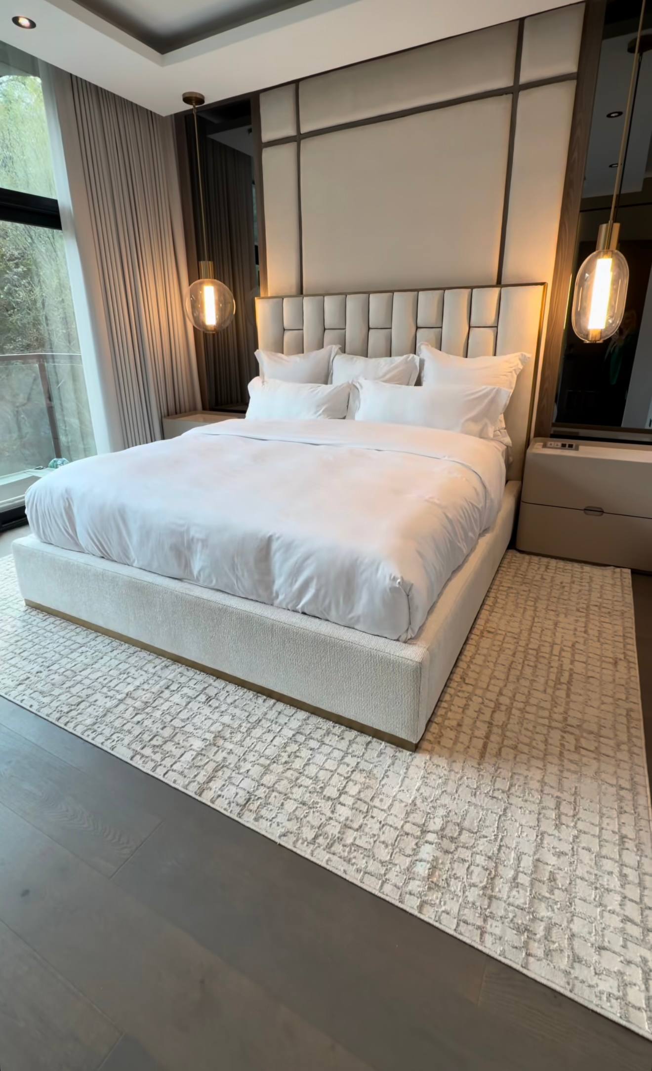 Presentamos nuestra colección de alfombras NUDE : una sofisticada combinación de tonos beige y moca cálidos. Elaboradas con una textura de relieve para mayor profundidad, cada pieza presenta una combinación única de dos tipos de hilo de primera calidad, creando una sensación suave y tridimensional. Con un estilo moderno ya la vez versátil, esta colección aporta un toque jugador y relajado en cualquier espacio. El equilibrio perfecto entre elegancia informal y diseño refinado.&nbsp;

El tono de los colores p