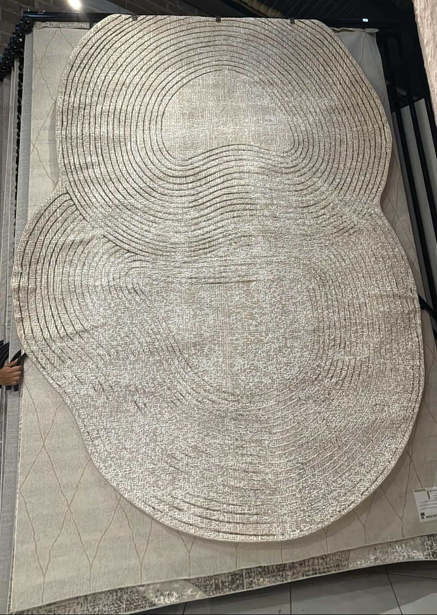 De nuestra colección POLAR: Este tapete color negro con blanco circular, elaborado con hilo de poliéster brillante de alta calidad, aporta suavidad, estilo y un sutil brillo que realza cualquier espacio. Su diseño contemporáneo y textura confortable lo convierten en una pieza funcional y decorativa para el hogar.

Características:

Tejido a máquina.
Hilo de poliéster brillante de alta calidad.
Textura suave al tacto.
Reverso de algodón para mayor resistencia y durabilidad.
Diseño plegable para fácil almacen