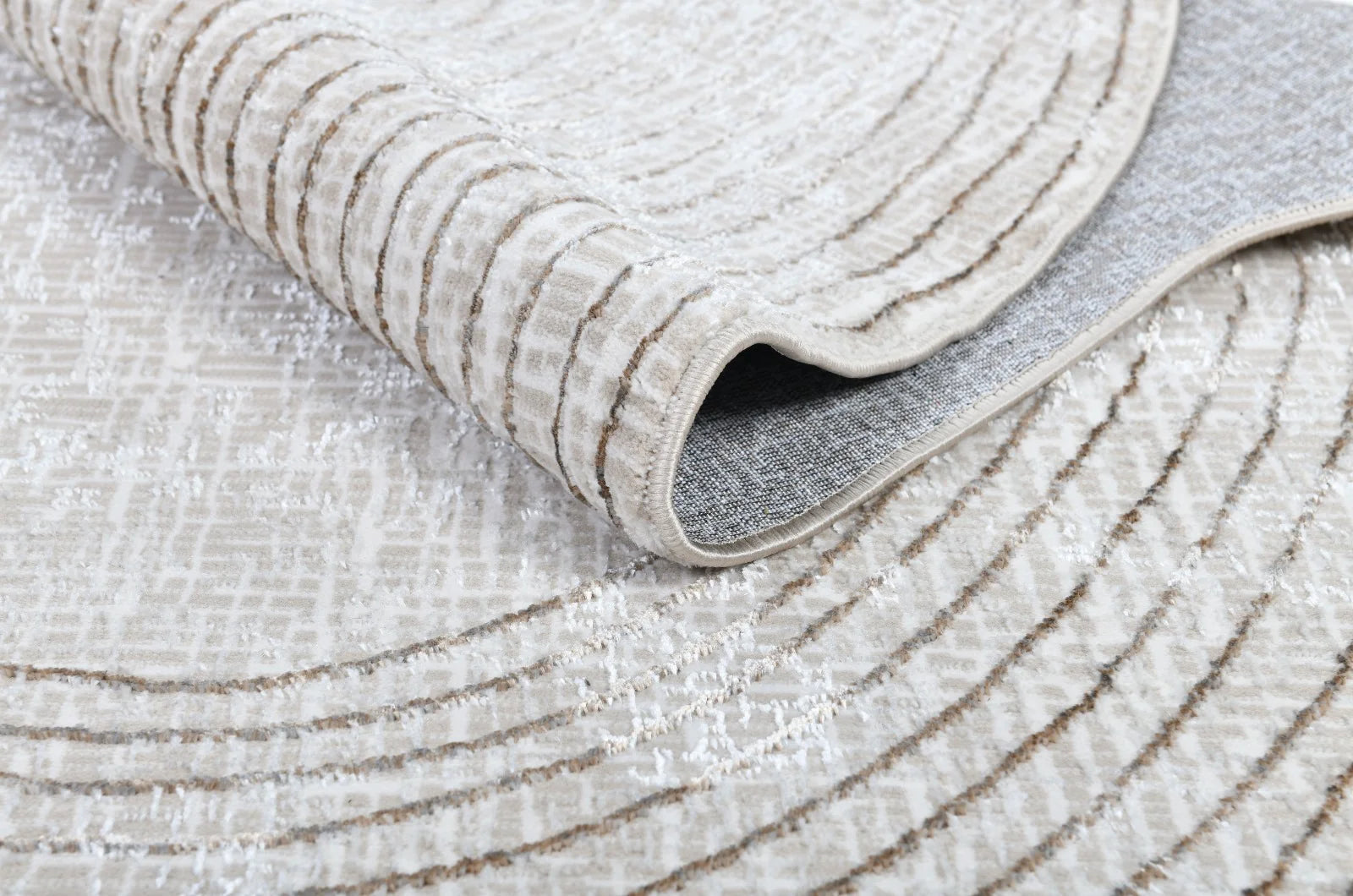 De nuestra colección POLAR: Este tapete color negro con blanco circular, elaborado con hilo de poliéster brillante de alta calidad, aporta suavidad, estilo y un sutil brillo que realza cualquier espacio. Su diseño contemporáneo y textura confortable lo convierten en una pieza funcional y decorativa para el hogar.

Características:

Tejido a máquina.
Hilo de poliéster brillante de alta calidad.
Textura suave al tacto.
Reverso de algodón para mayor resistencia y durabilidad.
Diseño plegable para fácil almacen