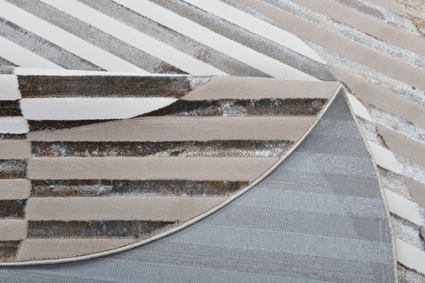 De nuestra colección POLAR: Este tapete colores marrones y patrones a rayas, elaborado con hilo de poliéster brillante de alta calidad, aporta suavidad, estilo y un sutil brillo que realza cualquier espacio. Su diseño contemporáneo y textura confortable lo convierten en una pieza funcional y decorativa para el hogar.

Características:

Tejido a máquina.
Hilo de poliéster brillante de alta calidad.
Textura suave al tacto.
Reverso de algodón para mayor resistencia y durabilidad.
Diseño plegable para fácil alm