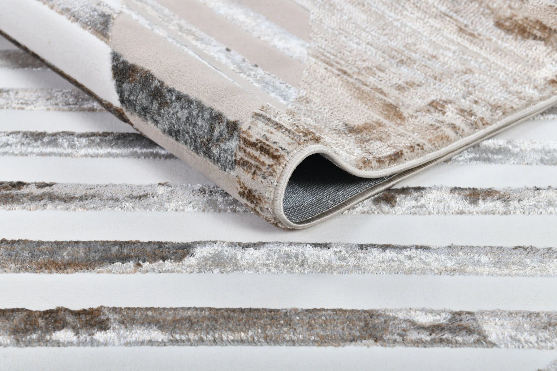 De nuestra colección POLAR: Este tapete colores marrones y patrones a rayas, elaborado con hilo de poliéster brillante de alta calidad, aporta suavidad, estilo y un sutil brillo que realza cualquier espacio. Su diseño contemporáneo y textura confortable lo convierten en una pieza funcional y decorativa para el hogar.

Características:

Tejido a máquina.
Hilo de poliéster brillante de alta calidad.
Textura suave al tacto.
Reverso de algodón para mayor resistencia y durabilidad.
Diseño plegable para fácil alm