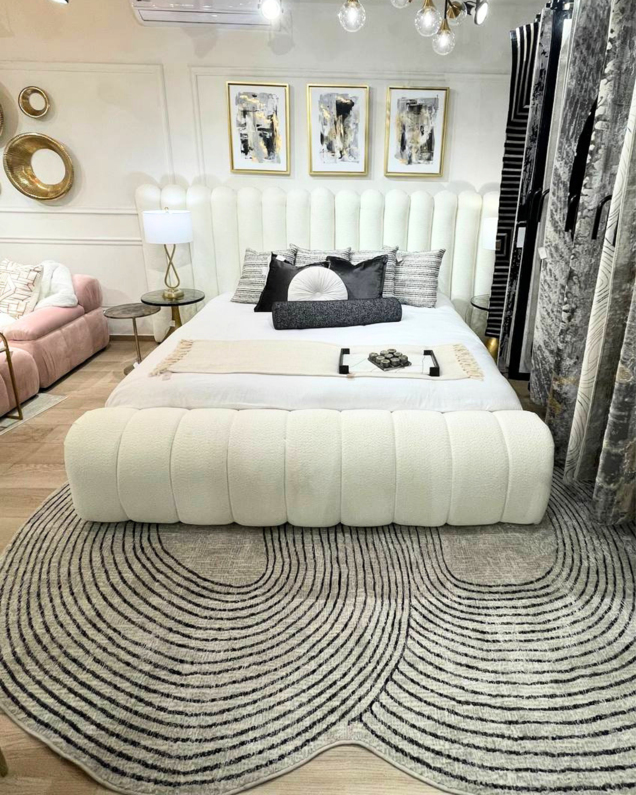 De nuestra colección POLAR: Este tapete color negro con blanco circular, elaborado con hilo de poliéster brillante de alta calidad, aporta suavidad, estilo y un sutil brillo que realza cualquier espacio. Su diseño contemporáneo y textura confortable lo convierten en una pieza funcional y decorativa para el hogar.

Características:

Tejido a máquina.
Hilo de poliéster brillante de alta calidad.
Textura suave al tacto.
Reverso de algodón para mayor resistencia y durabilidad.
Diseño plegable para fácil almacen