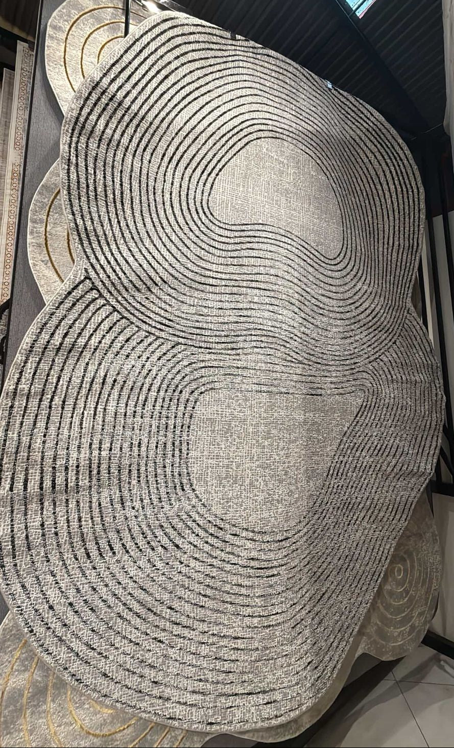 De nuestra colección POLAR: Este tapete color negro con blanco circular, elaborado con hilo de poliéster brillante de alta calidad, aporta suavidad, estilo y un sutil brillo que realza cualquier espacio. Su diseño contemporáneo y textura confortable lo convierten en una pieza funcional y decorativa para el hogar.

Características:

Tejido a máquina.
Hilo de poliéster brillante de alta calidad.
Textura suave al tacto.
Reverso de algodón para mayor resistencia y durabilidad.
Diseño plegable para fácil almacen