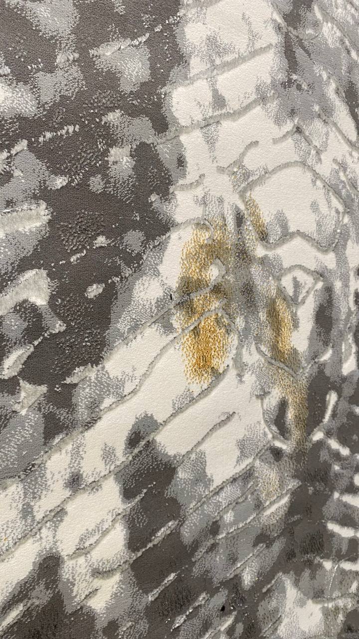 De nuestra colección POLAR: Este tapete color gris semenjante a piel de serpiente, elaborado con hilo de poliéster brillante de alta calidad, aporta suavidad, estilo y un sutil brillo que realza cualquier espacio. Su diseño contemporáneo y textura confortable lo convierten en una pieza funcional y decorativa para el hogar.

Características:

Tejido a máquina.
Hilo de poliéster brillante de alta calidad.
Textura suave al tacto.
Reverso de algodón para mayor resistencia y durabilidad.
Diseño plegable para fác
