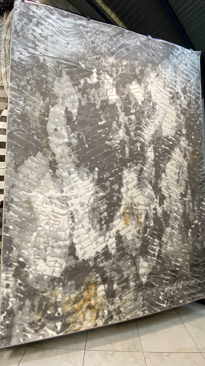 De nuestra colección POLAR: Este tapete color gris semenjante a piel de serpiente, elaborado con hilo de poliéster brillante de alta calidad, aporta suavidad, estilo y un sutil brillo que realza cualquier espacio. Su diseño contemporáneo y textura confortable lo convierten en una pieza funcional y decorativa para el hogar.

Características:

Tejido a máquina.
Hilo de poliéster brillante de alta calidad.
Textura suave al tacto.
Reverso de algodón para mayor resistencia y durabilidad.
Diseño plegable para fác