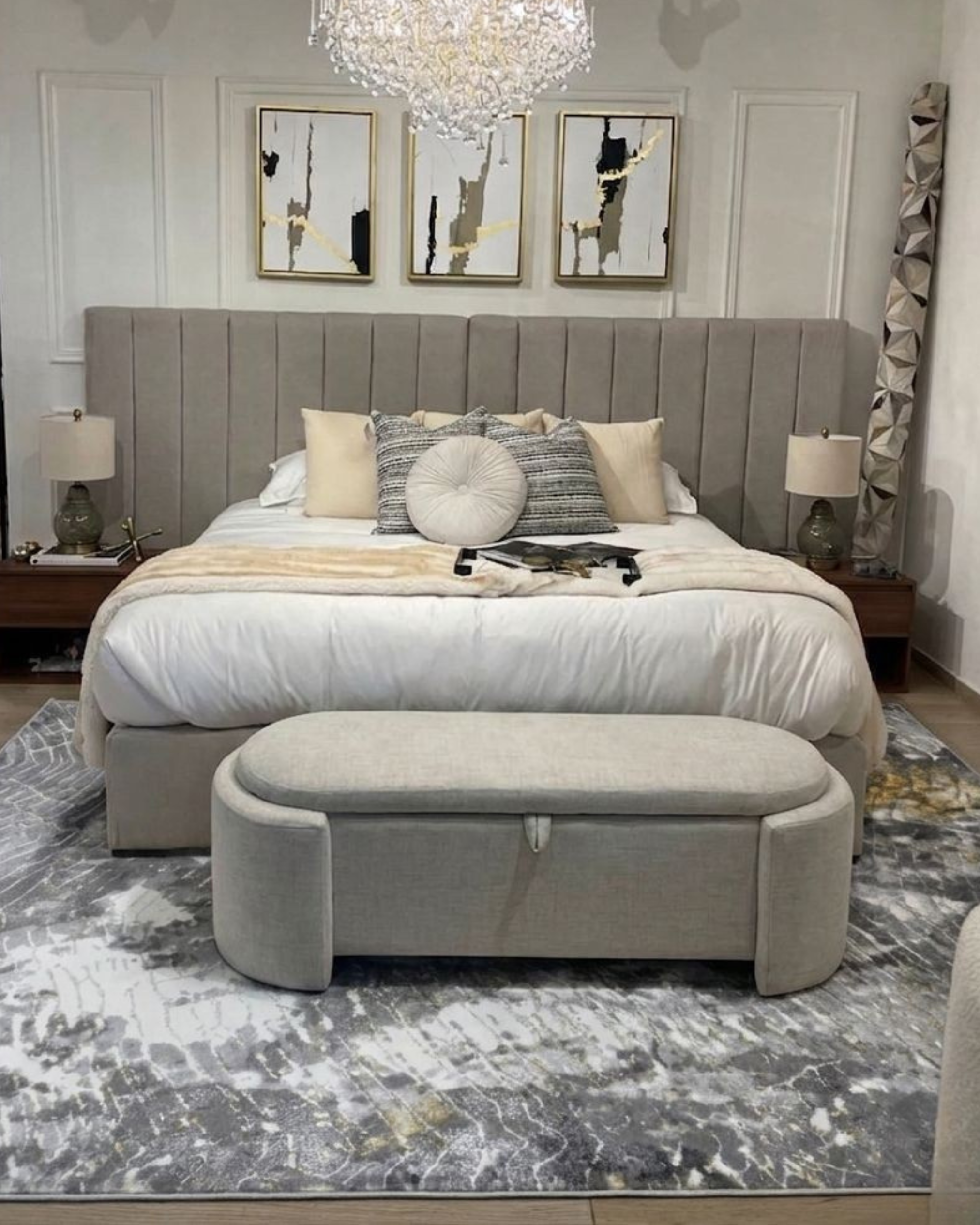 De nuestra colección POLAR: Este tapete color gris semenjante a piel de serpiente, elaborado con hilo de poliéster brillante de alta calidad, aporta suavidad, estilo y un sutil brillo que realza cualquier espacio. Su diseño contemporáneo y textura confortable lo convierten en una pieza funcional y decorativa para el hogar.

Características:

Tejido a máquina.
Hilo de poliéster brillante de alta calidad.
Textura suave al tacto.
Reverso de algodón para mayor resistencia y durabilidad.
Diseño plegable para fác