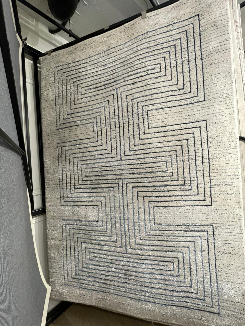 De nuestra colección POLAR: Este tapete color gris semenjante a piel de serpiente, elaborado con hilo de poliéster brillante de alta calidad, aporta suavidad, estilo y un sutil brillo que realza cualquier espacio. Su diseño contemporáneo y textura confortable lo convierten en una pieza funcional y decorativa para el hogar.

Características:

Tejido a máquina.
Hilo de poliéster brillante de alta calidad.
Textura suave al tacto.
Reverso de algodón para mayor resistencia y durabilidad.
Diseño plegable para fác
