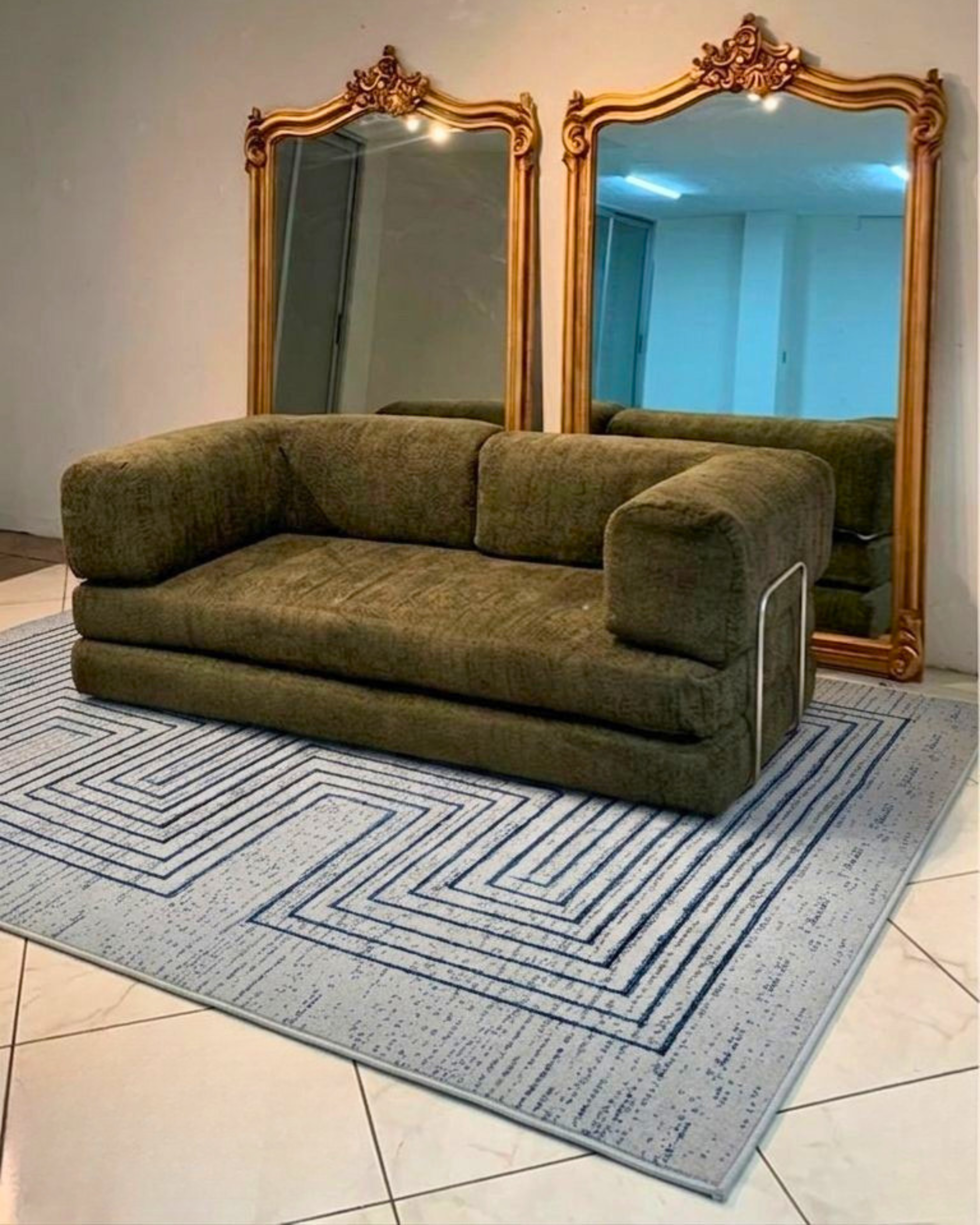 De nuestra colección POLAR: Este tapete color gris semenjante a piel de serpiente, elaborado con hilo de poliéster brillante de alta calidad, aporta suavidad, estilo y un sutil brillo que realza cualquier espacio. Su diseño contemporáneo y textura confortable lo convierten en una pieza funcional y decorativa para el hogar.

Características:

Tejido a máquina.
Hilo de poliéster brillante de alta calidad.
Textura suave al tacto.
Reverso de algodón para mayor resistencia y durabilidad.
Diseño plegable para fác