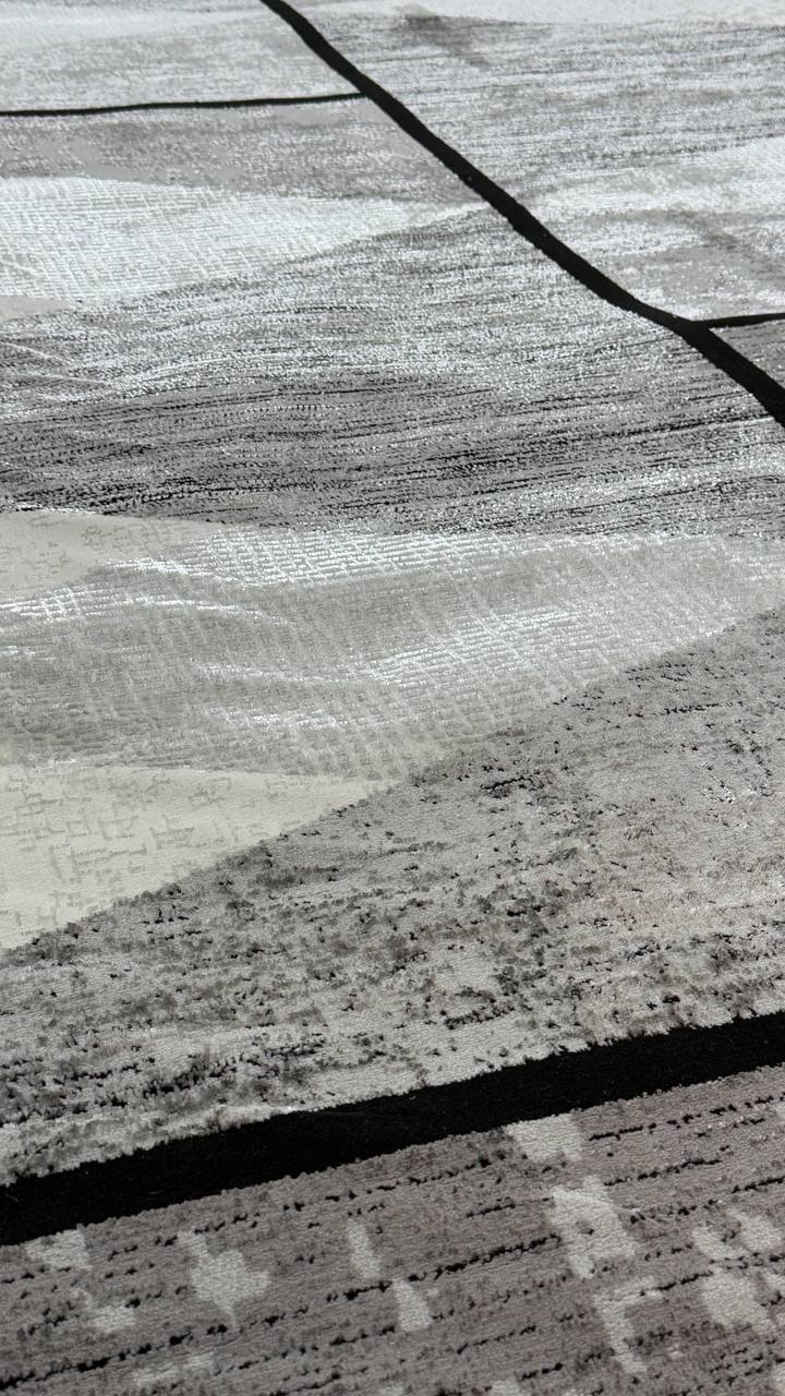 De nuestra colección POLAR: Este tapete colores marrones y patrones a rayas, elaborado con hilo de poliéster brillante de alta calidad, aporta suavidad, estilo y un sutil brillo que realza cualquier espacio. Su diseño contemporáneo y textura confortable lo convierten en una pieza funcional y decorativa para el hogar.

Características:

Tejido a máquina.
Hilo de poliéster brillante de alta calidad.
Textura suave al tacto.
Reverso de algodón para mayor resistencia y durabilidad.
Diseño plegable para fácil alm
