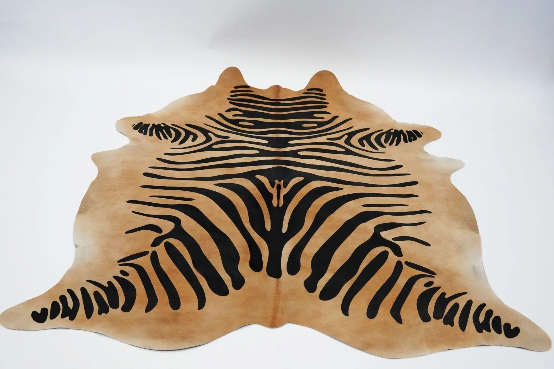 TAPETE REAL COWHIDE ZEBRA ON CARAMEL