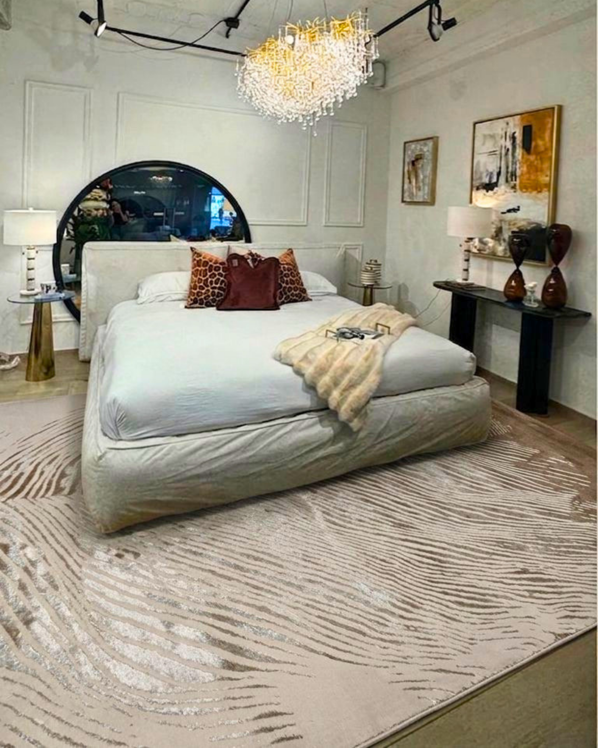 De nuestra colección POLAR: Este tapete beige con destellos dorados, elaborado con hilo de poliéster brillante de alta calidad, aporta suavidad, estilo y un sutil brillo que realza cualquier espacio. Su diseño contemporáneo y textura confortable lo convierten en una pieza funcional y decorativa para el hogar.

Características:

Tejido a máquina.
Hilo de poliéster brillante de alta calidad.
Textura suave al tacto.
Reverso de algodón para mayor resistencia y durabilidad.
Diseño plegable para fácil almacenamie