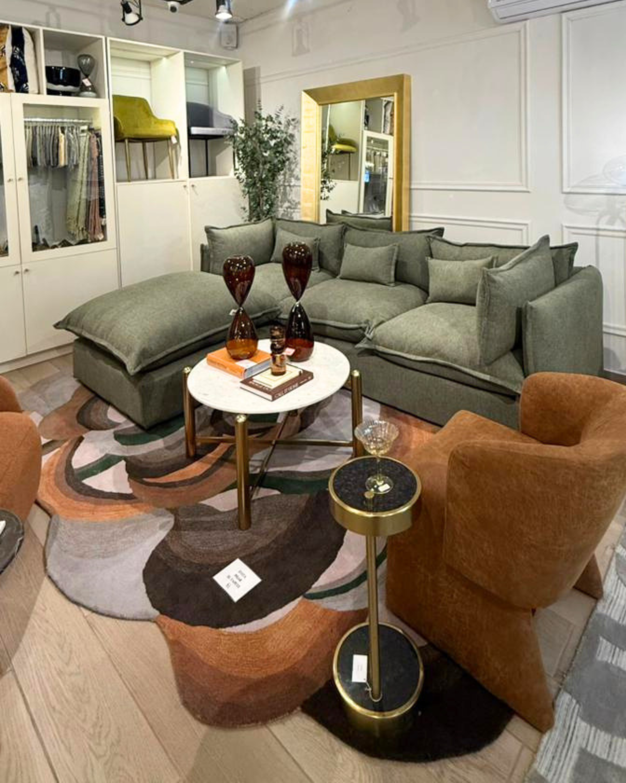 De nuestra colección Premium Hand Tufted: Este tapete en tono rosa morado y naranja con verde  aporta suavidad, elegancia y un toque acogedor a cualquier espacio. Su color delicado crea ambientes cálidos y sofisticados, mientras su elaboración artesanal refleja exclusividad y atención al detalle en cada fibra. Cada pieza es única, hecha completamente a mano con materiales premium y un proceso que puede tomar hasta 3 meses.