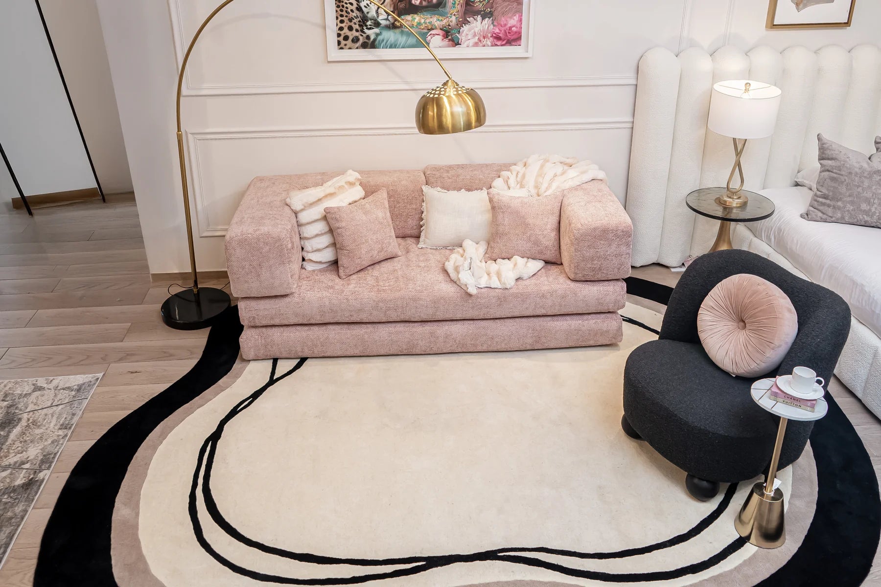 De nuestra colección Premium Hand Tufted: Tapete alargado color beige con negro es una pieza artesanal única, hecha completamente a mano con materiales premium y un proceso que puede tomar hasta 3 meses, reflejando dedicación, detalle y exclusividad en cada fibra.

Características:

Hecho a mano.
Base de algodón.
70% lana de Nueva Zelanda, 30% viscosa.
Hecho en India.&nbsp;