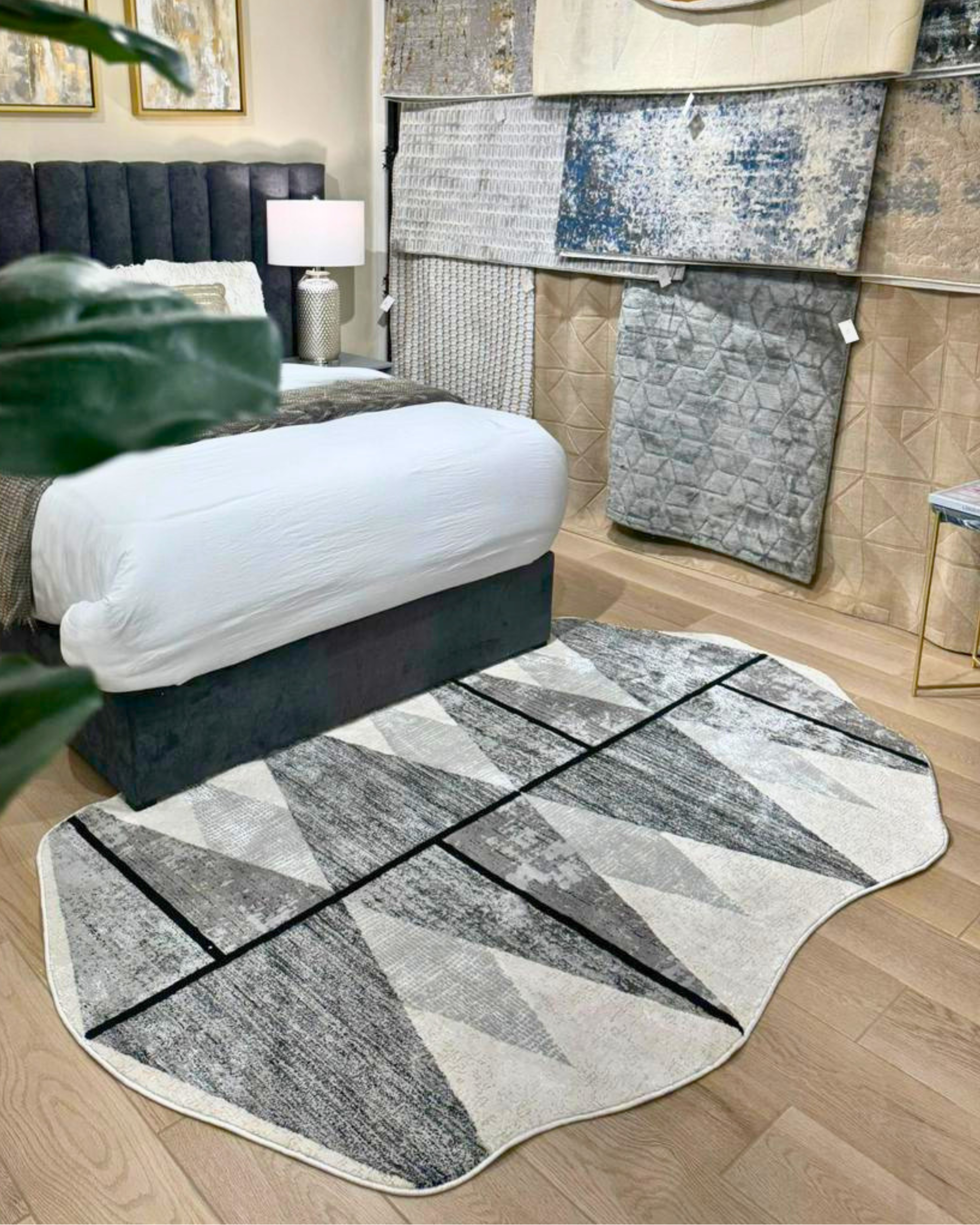 De nuestra colección POLAR: Este tapete colores marrones y patrones a rayas, elaborado con hilo de poliéster brillante de alta calidad, aporta suavidad, estilo y un sutil brillo que realza cualquier espacio. Su diseño contemporáneo y textura confortable lo convierten en una pieza funcional y decorativa para el hogar.

Características:

Tejido a máquina.
Hilo de poliéster brillante de alta calidad.
Textura suave al tacto.
Reverso de algodón para mayor resistencia y durabilidad.
Diseño plegable para fácil alm
