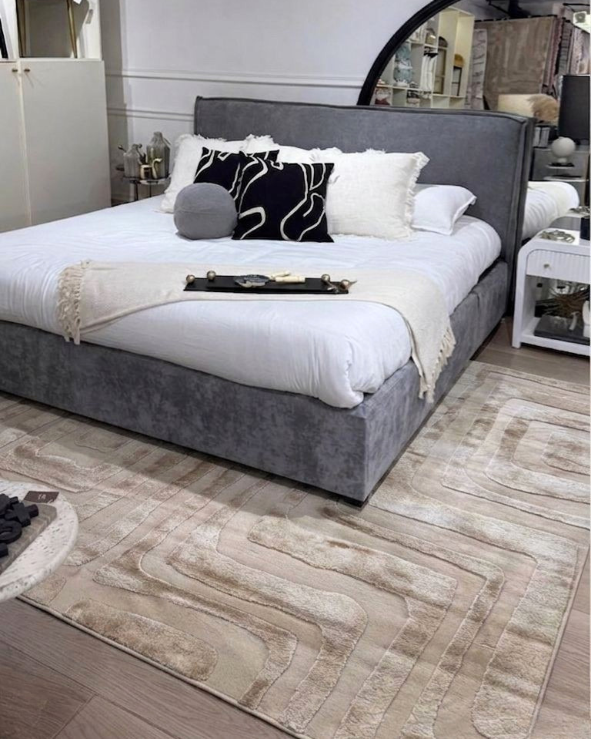 Presentamos nuestra colección de alfombras NUDE : una sofisticada combinación de tonos beige y moca cálidos. Elaboradas con una textura de relieve para mayor profundidad, cada pieza presenta una combinación única de dos tipos de hilo de primera calidad, creando una sensación suave y tridimensional. Con un estilo moderno ya la vez versátil, esta colección aporta un toque jugador y relajado en cualquier espacio. El equilibrio perfecto entre elegancia informal y diseño refinado.&nbsp;

El tono de los colores p