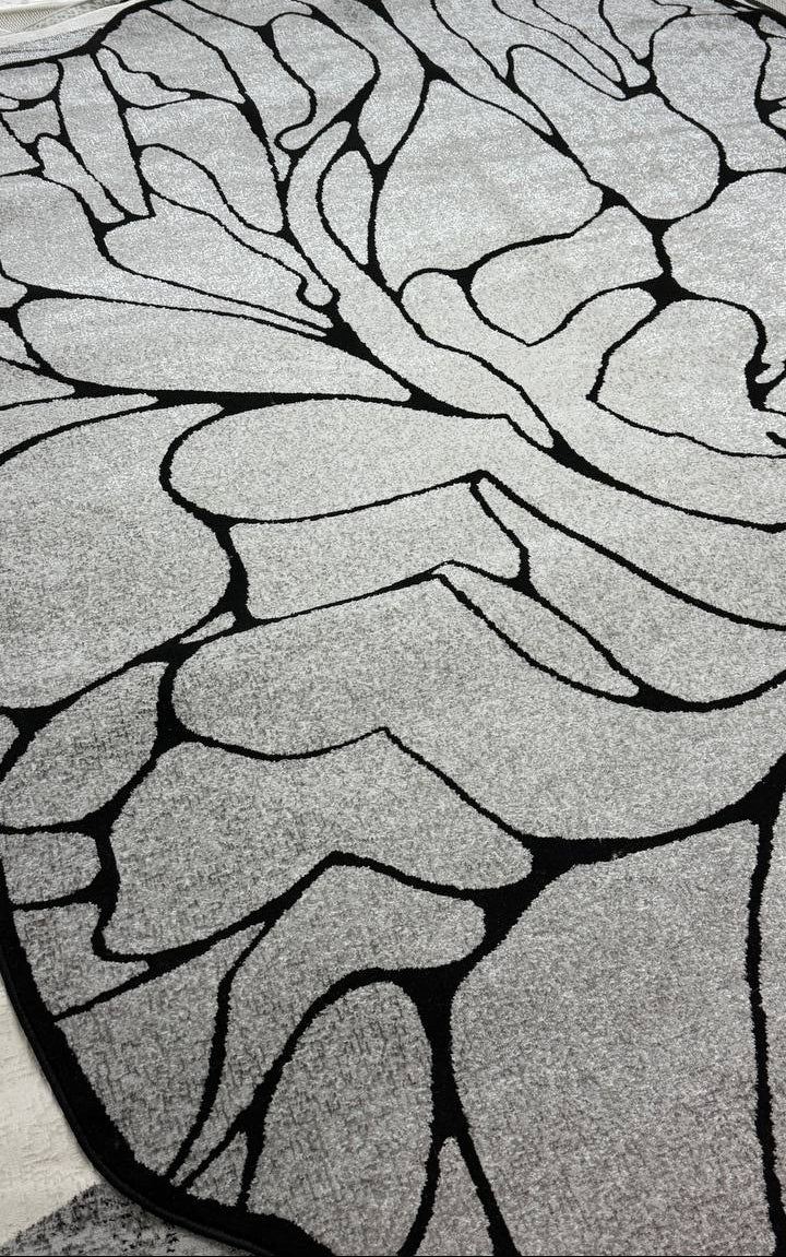 De nuestra colección POLAR: Este tapete color negro y gris con plata, elaborado con&nbsp;hilo de poliéster brillante de alta calidad, aporta suavidad, estilo y un sutil brillo que realza cualquier espacio. Su diseño contemporáneo y textura confortable lo convierten en una pieza funcional y decorativa para el hogar.

Características:

Tejido a máquina.
Hilo de poliéster brillante de alta calidad.
Textura suave al tacto.
Reverso de algodón para mayor resistencia y durabilidad.
Diseño plegable para fácil almac