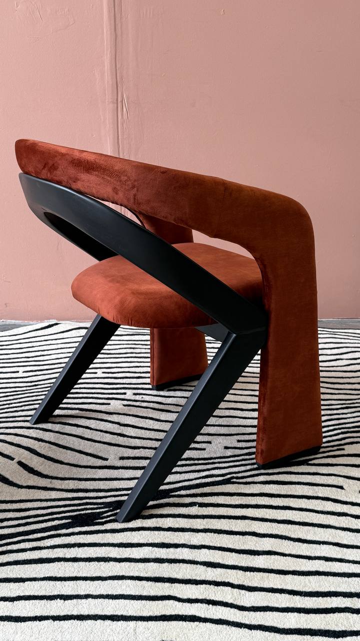 De nuestra colección Premium Hand Tufted: Este tapete rayado en beige con negro es una pieza artesanal única, hecha completamente a mano con materiales premium y un proceso que puede tomar hasta 3 meses, reflejando dedicación, detalle y exclusividad en cada fibra.

Características:

Hecho a mano.
Base de algodón.
70% lana de Nueva Zelanda, 30% viscosa.
Hecho en India.&nbsp;