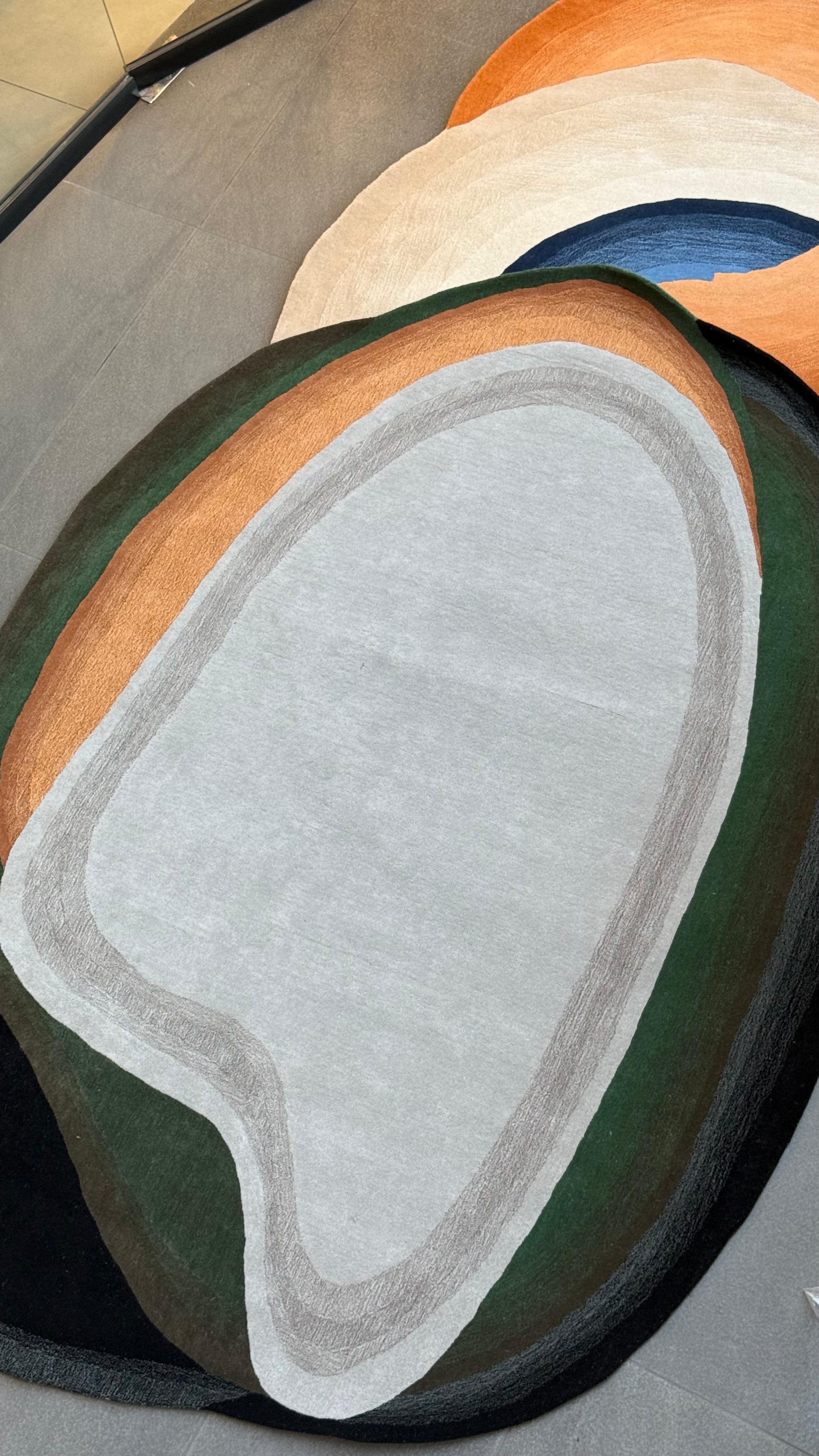 De nuestra colección Premium Hand Tufted: Este tapete en tono rosa morado y naranja con verde  aporta suavidad, elegancia y un toque acogedor a cualquier espacio. Su color delicado crea ambientes cálidos y sofisticados, mientras su elaboración artesanal refleja exclusividad y atención al detalle en cada fibra. Cada pieza es única, hecha completamente a mano con materiales premium y un proceso que puede tomar hasta 3 meses.