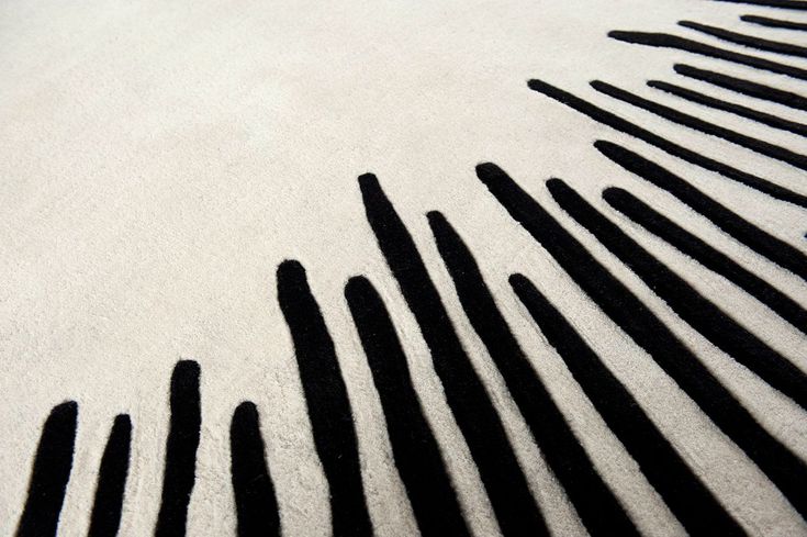 De nuestra colección Premium Hand Tufted: Este tapete circular color Ivory con negro es diseño único. Cada tapete es una pieza&nbsp;artesanal única, hecha completamente a mano con materiales premium y un proceso que puede tomar hasta 3 meses, reflejando dedicación, detalle y exclusividad en cada fibra.

Características:

Hecho a mano.
Base de algodón.
70% lana de Nueva Zelanda, 30% viscosa.
Hecho en India.&nbsp;