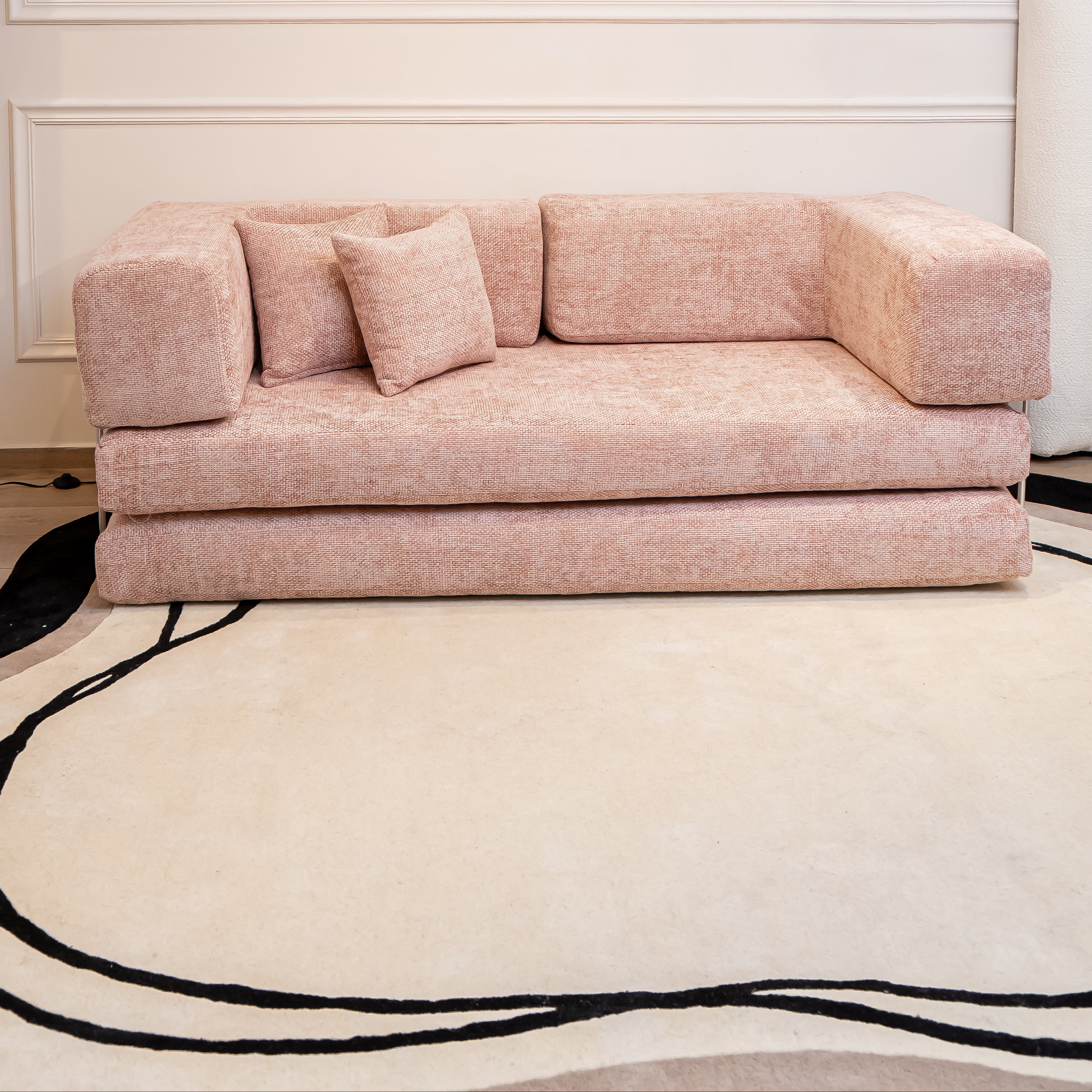 De nuestra colección Premium Hand Tufted: Tapete alargado color beige con negro es una pieza artesanal única, hecha completamente a mano con materiales premium y un proceso que puede tomar hasta 3 meses, reflejando dedicación, detalle y exclusividad en cada fibra.

Características:

Hecho a mano.
Base de algodón.
70% lana de Nueva Zelanda, 30% viscosa.
Hecho en India.&nbsp;