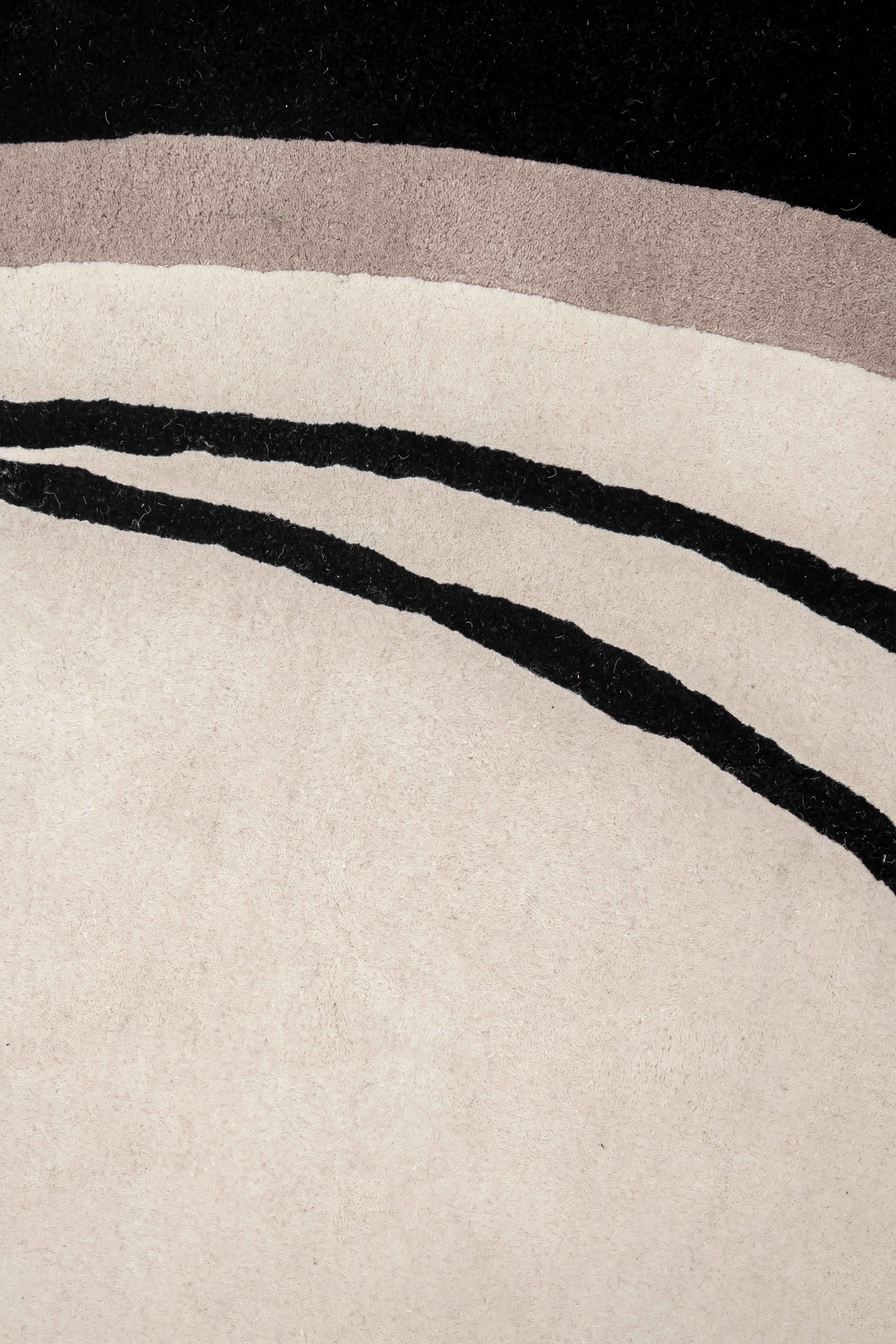 De nuestra colección Premium Hand Tufted: Tapete alargado color beige con negro es una pieza artesanal única, hecha completamente a mano con materiales premium y un proceso que puede tomar hasta 3 meses, reflejando dedicación, detalle y exclusividad en cada fibra.

Características:

Hecho a mano.
Base de algodón.
70% lana de Nueva Zelanda, 30% viscosa.
Hecho en India.&nbsp;