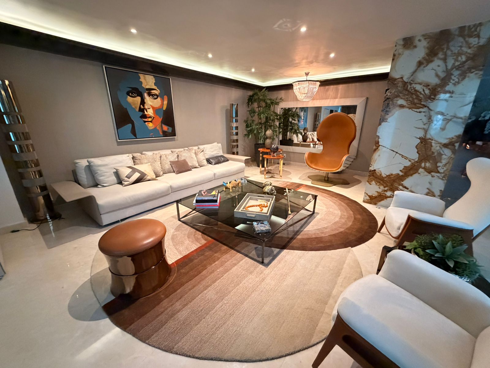 De nuestra colección Premium Hand Tufted: Este tapete en tonos beige y crema, con café, es ideal para cualquier espacio.&nbsp;Cada tapete es una pieza artesanal única, hecha completamente a mano con materiales premium y un proceso que puede tomar hasta 3 meses, reflejando dedicación, detalle y exclusividad en cada fibra.

Características:

Hecho a mano.
Base de algodón.
70% lana de Nueva Zelanda, 30% viscosa.
Hecho en India.&nbsp;