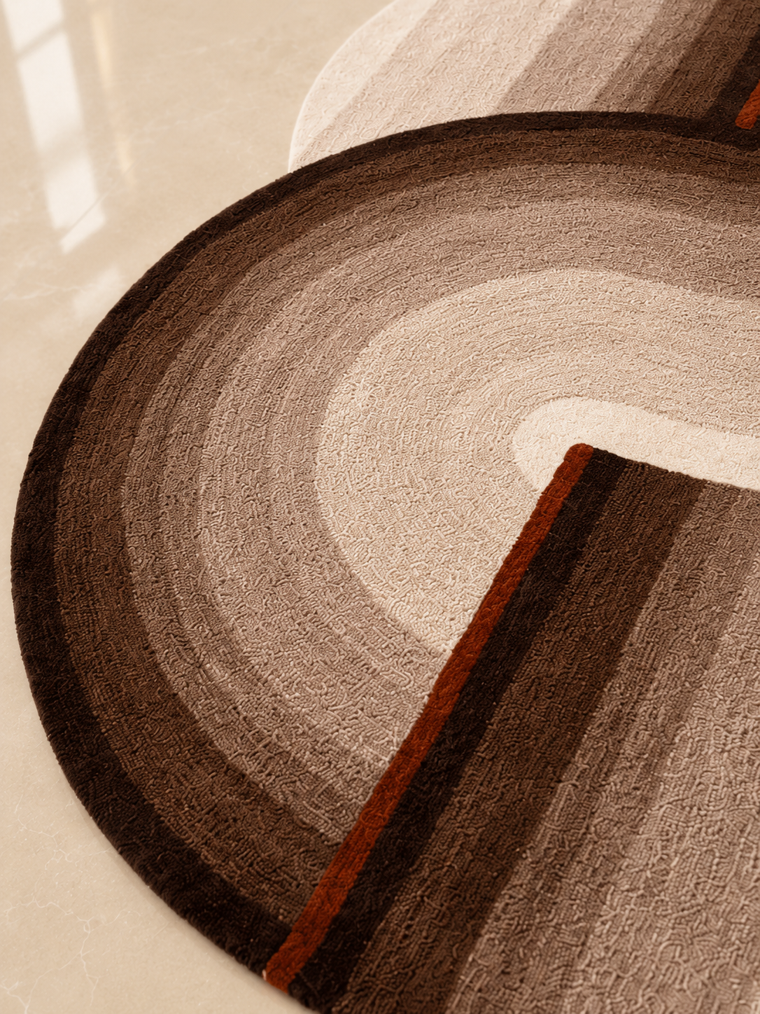 De nuestra colección Premium Hand Tufted: Este tapete en tonos beige y crema, con café, es ideal para cualquier espacio.&nbsp;Cada tapete es una pieza artesanal única, hecha completamente a mano con materiales premium y un proceso que puede tomar hasta 3 meses, reflejando dedicación, detalle y exclusividad en cada fibra.

Características:

Hecho a mano.
Base de algodón.
70% lana de Nueva Zelanda, 30% viscosa.
Hecho en India.&nbsp;
