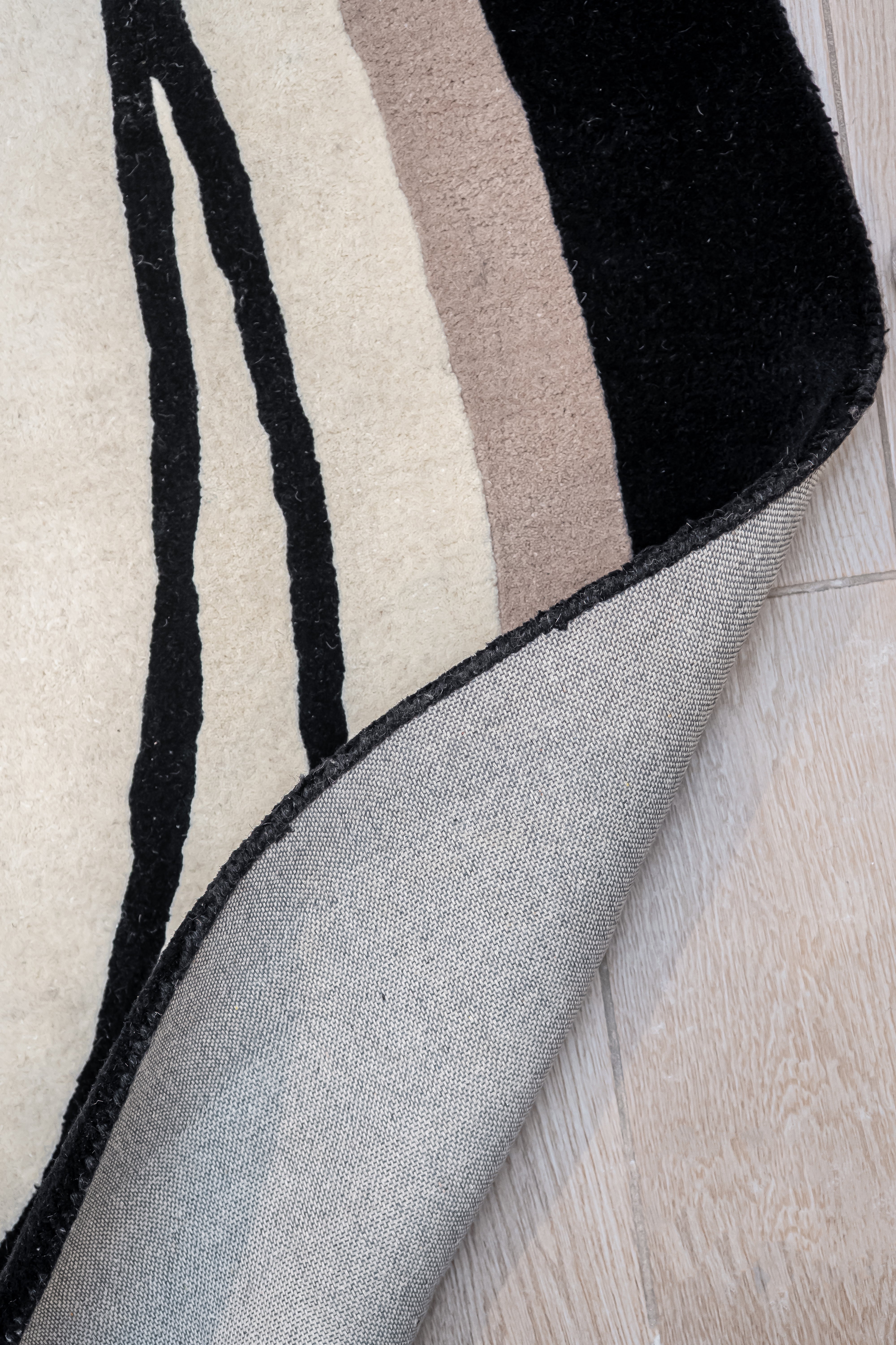 De nuestra colección Premium Hand Tufted: Tapete alargado color beige con negro es una pieza artesanal única, hecha completamente a mano con materiales premium y un proceso que puede tomar hasta 3 meses, reflejando dedicación, detalle y exclusividad en cada fibra.

Características:

Hecho a mano.
Base de algodón.
70% lana de Nueva Zelanda, 30% viscosa.
Hecho en India.&nbsp;