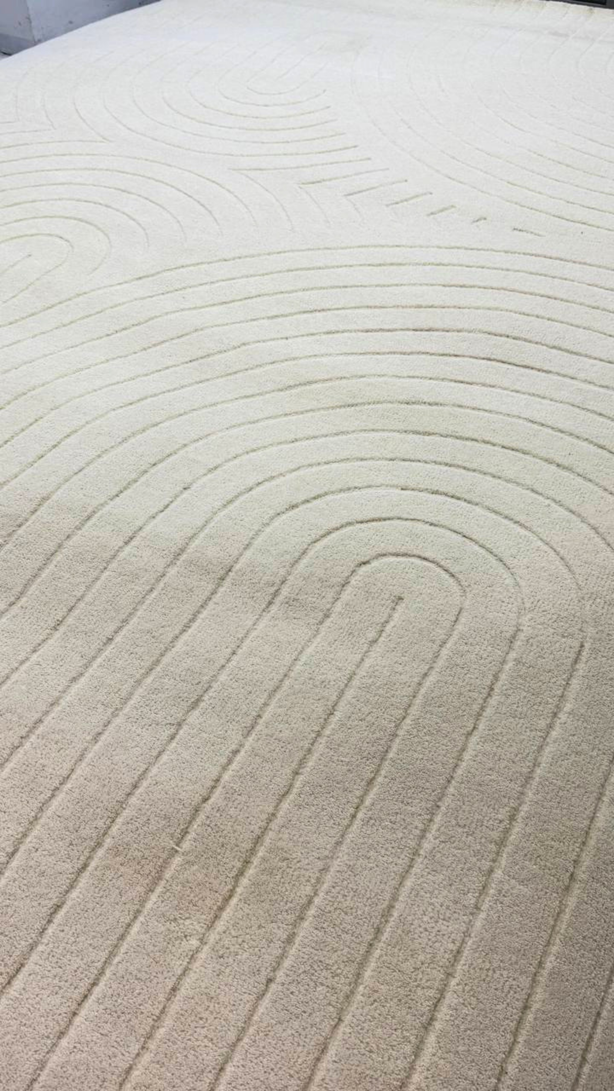De nuestra colección Premium Hand Tufted:&nbsp; Este tapete es una pieza especial color ivory de diseño&nbsp;artesanal única, hecha completamente a mano con materiales premium y un proceso que puede tomar hasta 3 meses, reflejando dedicación, detalle y exclusividad en cada fibra.

Características:

Hecho a mano.
Base de algodón.
70% lana de Nueva Zelanda, 30% viscosa.
Hecho en India.&nbsp;