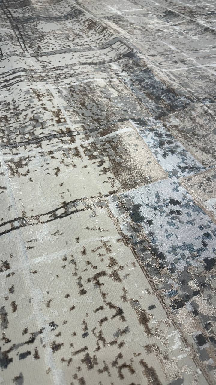 La colección KAI combina elegancia contemporánea con una textura luminosa que realza cualquier espacio.Este tapete con patron en tonos azules fue confeccionado en una mezcla de poliéster y&nbsp;viscosa brillante, estos tapetes ofrecen un acabado suave al tacto y un sutil efecto de brillo que aporta sofisticación visual. Su respaldo 100% de algodón brinda estabilidad y durabilidad, mientras que su elaboración en telar a máquina garantiza precisión en cada detalle.


El tono de los colores pueden variar liger