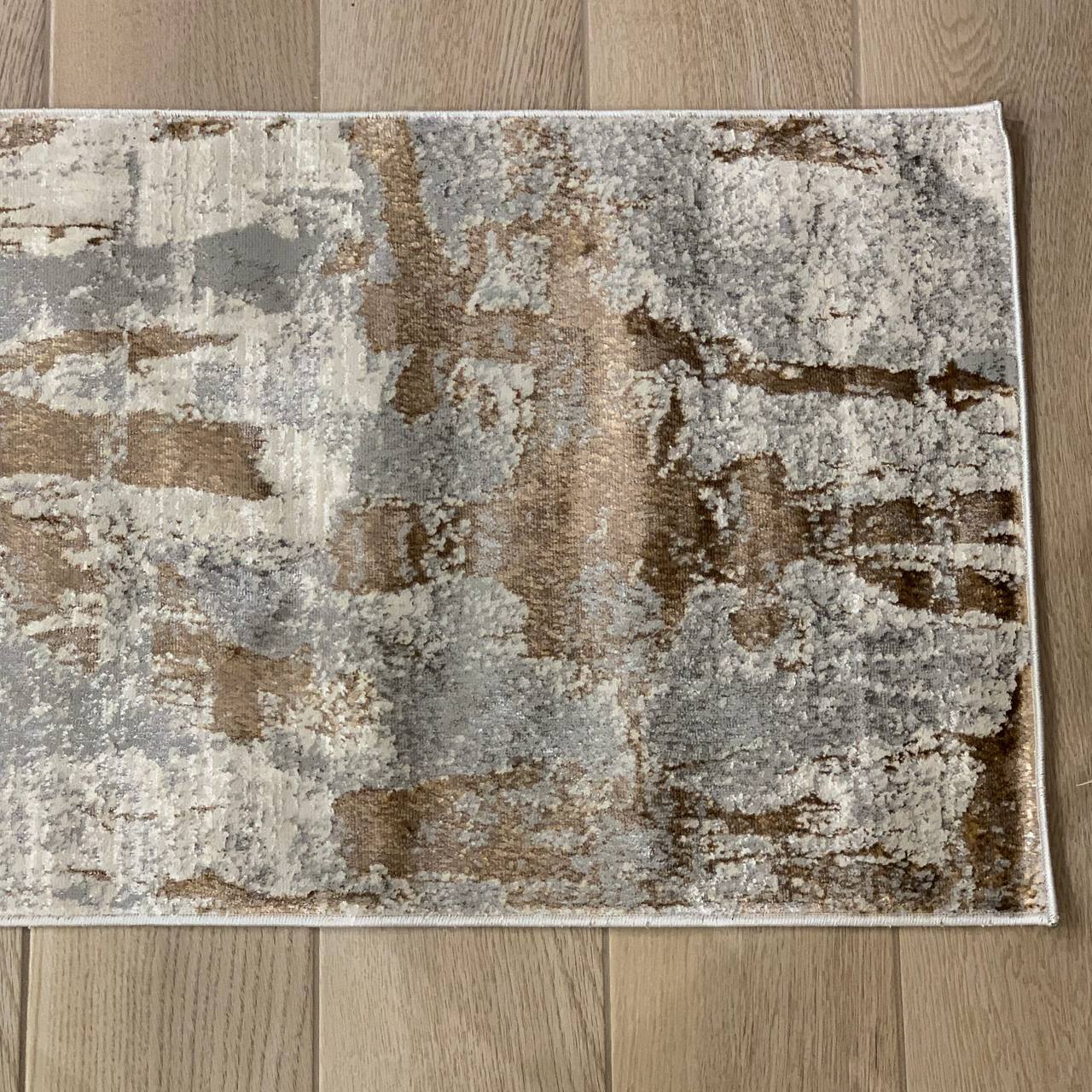 La colección KAI combina elegancia contemporánea con una textura luminosa que realza cualquier espacio. Confeccionados en una mezcla de poliéster y viscosa brillante, estos tapetes ofrecen un acabado suave al tacto y un sutil efecto de brillo que aporta sofisticación visual. Su respaldo 100% de algodón brinda estabilidad y durabilidad, mientras que su elaboración en telar a máquina garantiza precisión en cada detalle.


El tono de los colores pueden variar ligeramente según la&nbsp;iluminación&nbsp;de las f