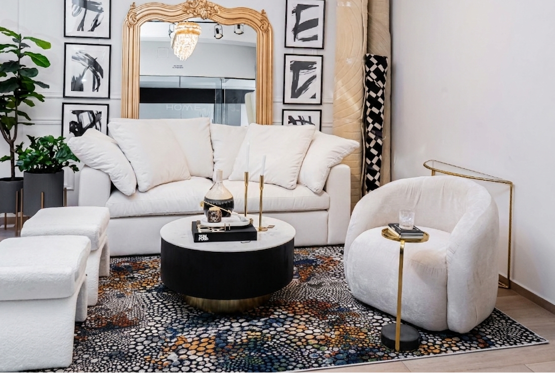 La colección LALA &nbsp;combina elegancia contemporánea con una textura luminosa que realza cualquier espacio. Este tapete multicolor con texturas inovadoras es confeccionado en una mezcla de poliéster y viscosa brillante, estos tapetes ofrecen un acabado suave al tacto y un sutil efecto de brillo que aporta sofisticación visual. Su respaldo 100% de algodón brinda estabilidad y durabilidad, mientras que su elaboración en telar a máquina garantiza precisión en cada detalle.

El tono de los colores puede vari