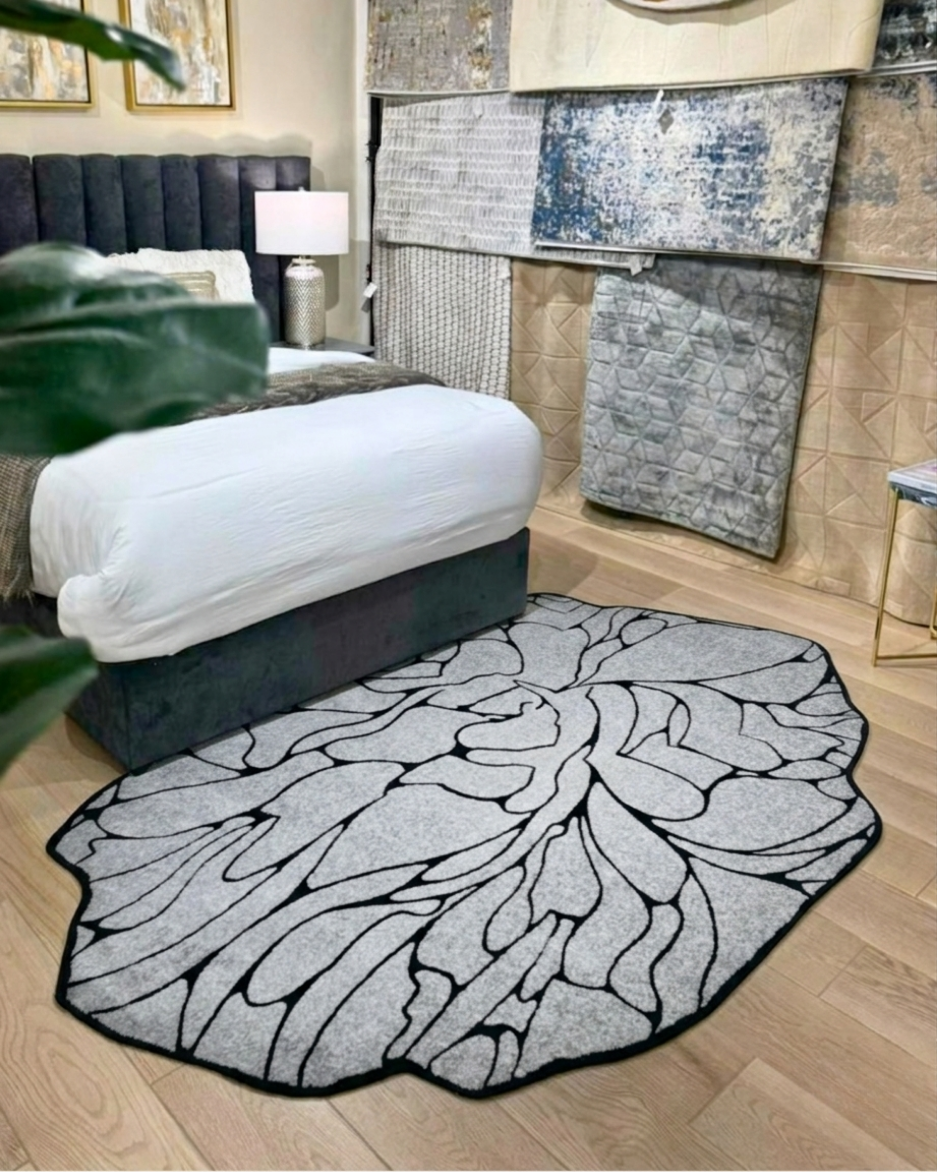 De nuestra colección POLAR: Este tapete color negro y gris con plata, elaborado con&nbsp;hilo de poliéster brillante de alta calidad, aporta suavidad, estilo y un sutil brillo que realza cualquier espacio. Su diseño contemporáneo y textura confortable lo convierten en una pieza funcional y decorativa para el hogar.

Características:

Tejido a máquina.
Hilo de poliéster brillante de alta calidad.
Textura suave al tacto.
Reverso de algodón para mayor resistencia y durabilidad.
Diseño plegable para fácil almac