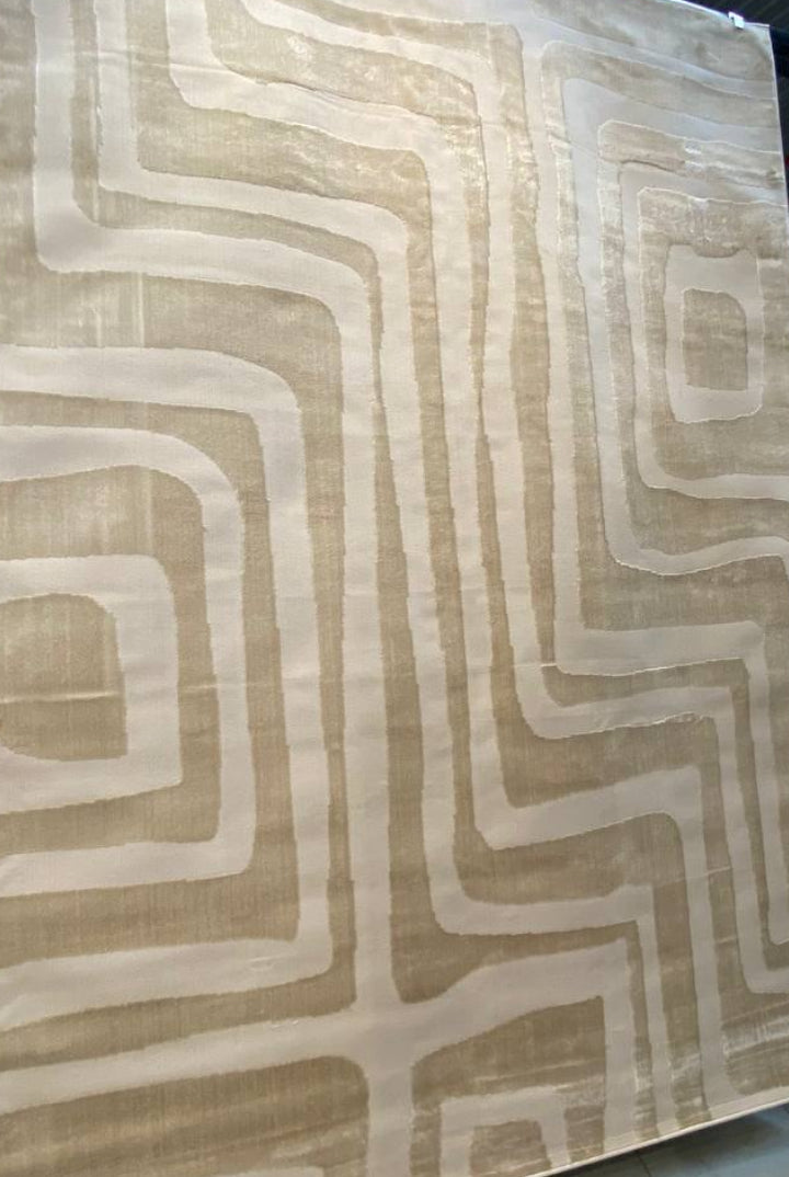 Presentamos nuestra colección de alfombras NUDE : una sofisticada combinación de tonos beige y moca cálidos. Elaboradas con una textura de relieve para mayor profundidad, cada pieza presenta una combinación única de dos tipos de hilo de primera calidad, creando una sensación suave y tridimensional. Con un estilo moderno ya la vez versátil, esta colección aporta un toque jugador y relajado en cualquier espacio. El equilibrio perfecto entre elegancia informal y diseño refinado.&nbsp;

El tono de los colores p