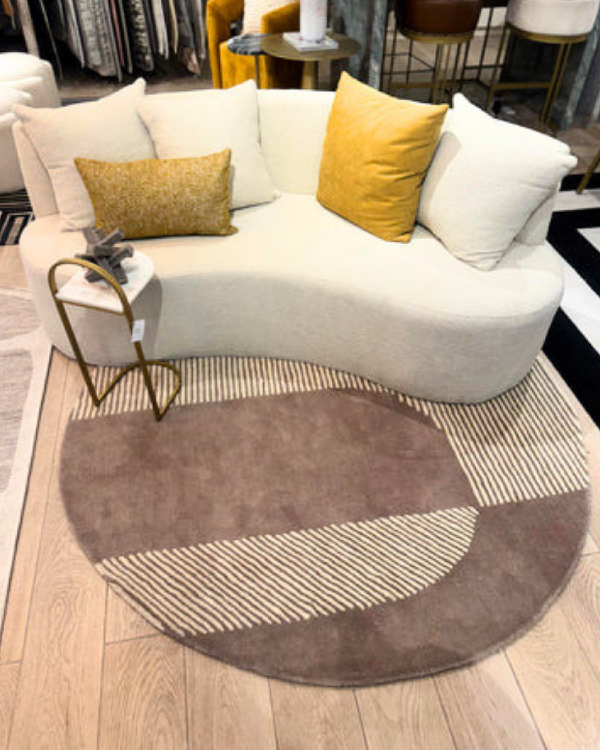 De nuestra colección Premium Hand Tufted: Tapete circular color rosa es una pieza&nbsp;artesanal única, hecha completamente a mano con materiales premium y un proceso que puede tomar hasta 3 meses, reflejando dedicación, detalle y exclusividad en cada fibra.

Características:

Hecho a mano.
Base de algodón.
70% lana de Nueva Zelanda, 30% viscosa.
Hecho en India.&nbsp;
