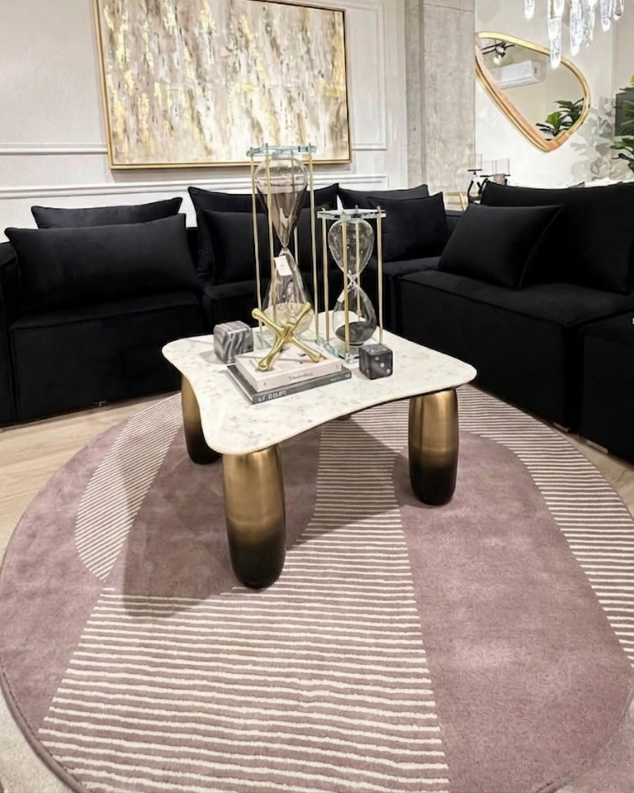 De nuestra colección Premium Hand Tufted: Tapete circular color rosa es una pieza&nbsp;artesanal única, hecha completamente a mano con materiales premium y un proceso que puede tomar hasta 3 meses, reflejando dedicación, detalle y exclusividad en cada fibra.

Características:

Hecho a mano.
Base de algodón.
70% lana de Nueva Zelanda, 30% viscosa.
Hecho en India.&nbsp;