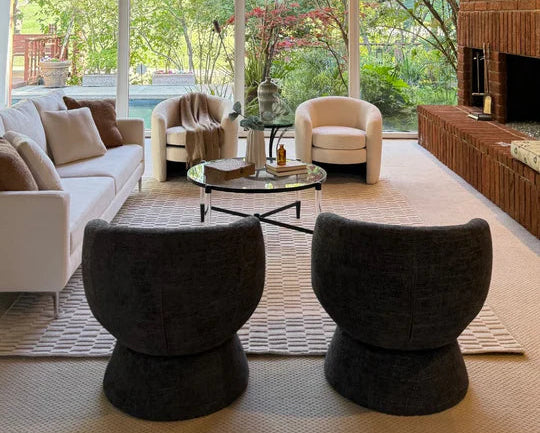 De nuestra colección Premium Hand Tufted: Este tapete beige color vainilla con textura&nbsp;es una pieza artesanal única, hecha completamente a mano con materiales premium y un proceso que puede tomar hasta 3 meses, reflejando dedicación, detalle y exclusividad en cada fibra.

Características:

Hecho a mano.
Base de algodón.
70% lana de Nueva Zelanda, 30% viscosa.
Hecho en India.&nbsp;