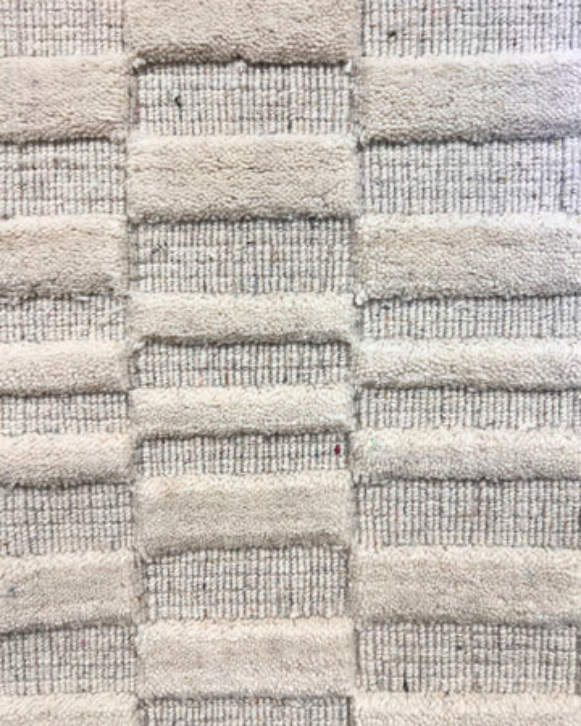 De nuestra colección Premium Hand Tufted: Este tapete beige color vainilla con textura&nbsp;es una pieza artesanal única, hecha completamente a mano con materiales premium y un proceso que puede tomar hasta 3 meses, reflejando dedicación, detalle y exclusividad en cada fibra.

Características:

Hecho a mano.
Base de algodón.
70% lana de Nueva Zelanda, 30% viscosa.
Hecho en India.&nbsp;