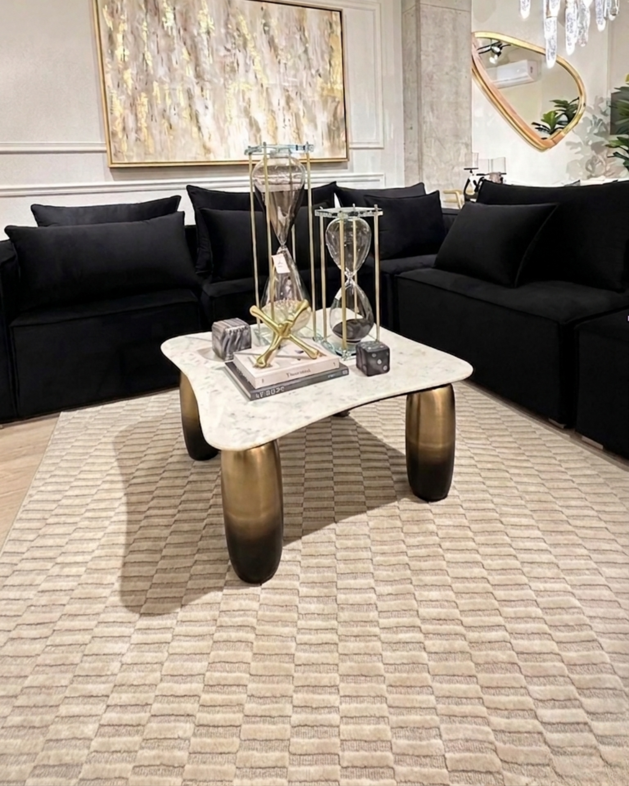 De nuestra colección Premium Hand Tufted: Este tapete beige color vainilla con textura&nbsp;es una pieza artesanal única, hecha completamente a mano con materiales premium y un proceso que puede tomar hasta 3 meses, reflejando dedicación, detalle y exclusividad en cada fibra.

Características:

Hecho a mano.
Base de algodón.
70% lana de Nueva Zelanda, 30% viscosa.
Hecho en India.&nbsp;