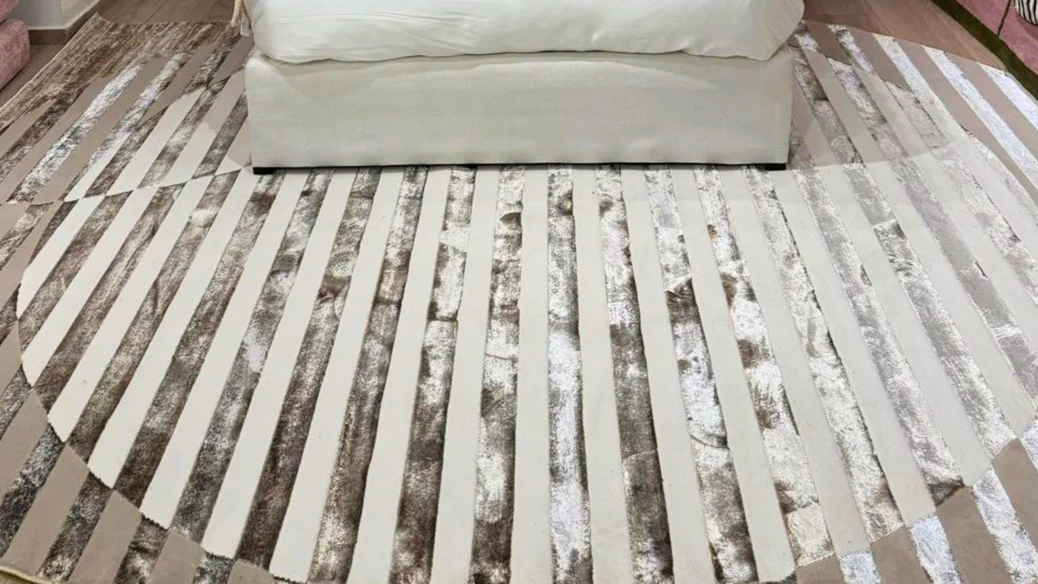 De nuestra colección POLAR: Este tapete colores marrones y patrones a rayas, elaborado con hilo de poliéster brillante de alta calidad, aporta suavidad, estilo y un sutil brillo que realza cualquier espacio. Su diseño contemporáneo y textura confortable lo convierten en una pieza funcional y decorativa para el hogar.

Características:

Tejido a máquina.
Hilo de poliéster brillante de alta calidad.
Textura suave al tacto.
Reverso de algodón para mayor resistencia y durabilidad.
Diseño plegable para fácil alm