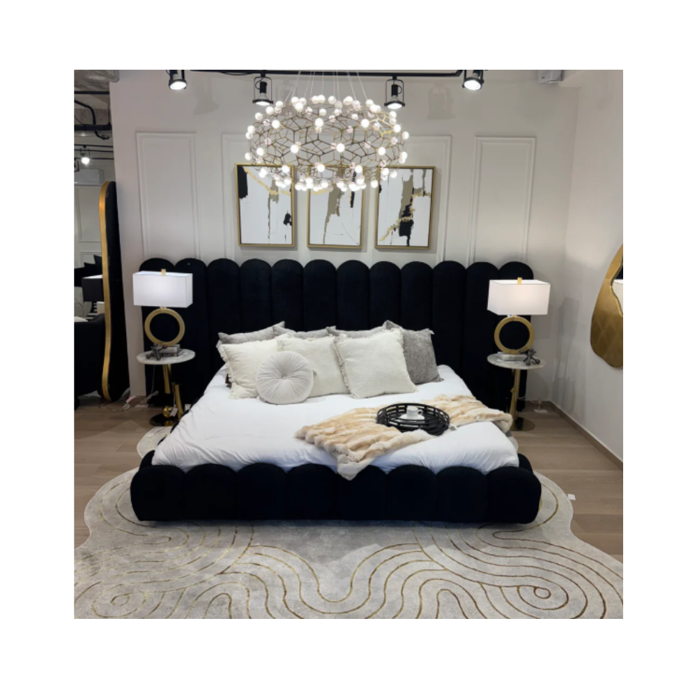 De nuestra colección POLAR: Este tapete color negro con blanco, elaborado con&nbsp;hilo de poliéster brillante de alta calidad, aporta suavidad, estilo y un sutil brillo que realza cualquier espacio. Su diseño contemporáneo y textura confortable lo convierten en una pieza funcional y decorativa para el hogar.

Características:

Tejido a máquina.
Hilo de poliéster brillante de alta calidad.
Textura suave al tacto.
Reverso de algodón para mayor resistencia y durabilidad.
Diseño plegable para fácil almacenamie