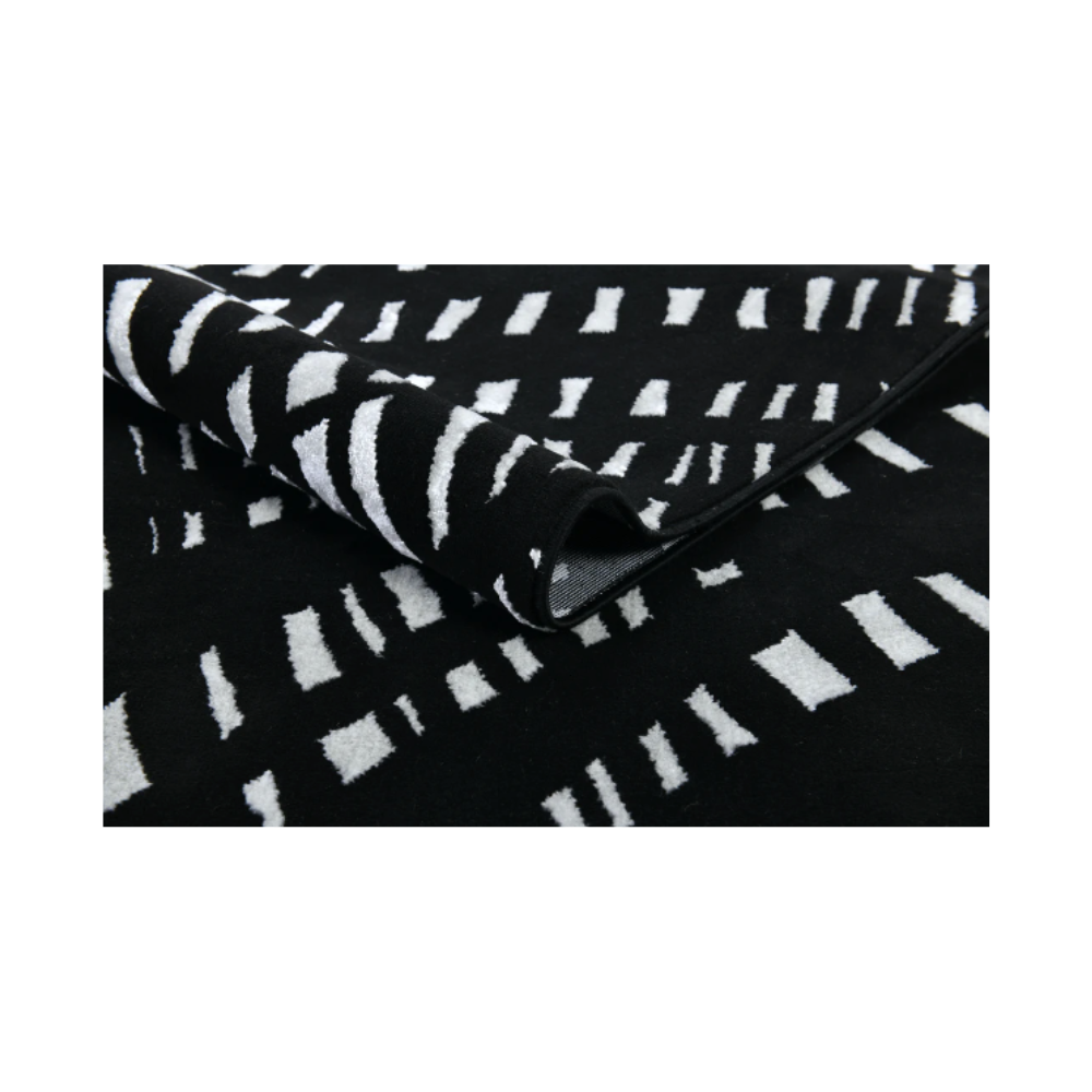 De nuestra colección POLAR: Este tapete color negro con blanco, elaborado con&nbsp;hilo de poliéster brillante de alta calidad, aporta suavidad, estilo y un sutil brillo que realza cualquier espacio. Su diseño contemporáneo y textura confortable lo convierten en una pieza funcional y decorativa para el hogar.

Características:

Tejido a máquina.
Hilo de poliéster brillante de alta calidad.
Textura suave al tacto.
Reverso de algodón para mayor resistencia y durabilidad.
Diseño plegable para fácil almacenamie