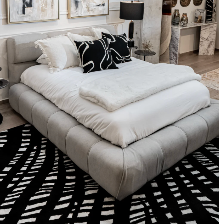De nuestra colección POLAR: Este tapete color negro con blanco, elaborado con&nbsp;hilo de poliéster brillante de alta calidad, aporta suavidad, estilo y un sutil brillo que realza cualquier espacio. Su diseño contemporáneo y textura confortable lo convierten en una pieza funcional y decorativa para el hogar.

Características:

Tejido a máquina.
Hilo de poliéster brillante de alta calidad.
Textura suave al tacto.
Reverso de algodón para mayor resistencia y durabilidad.
Diseño plegable para fácil almacenamie