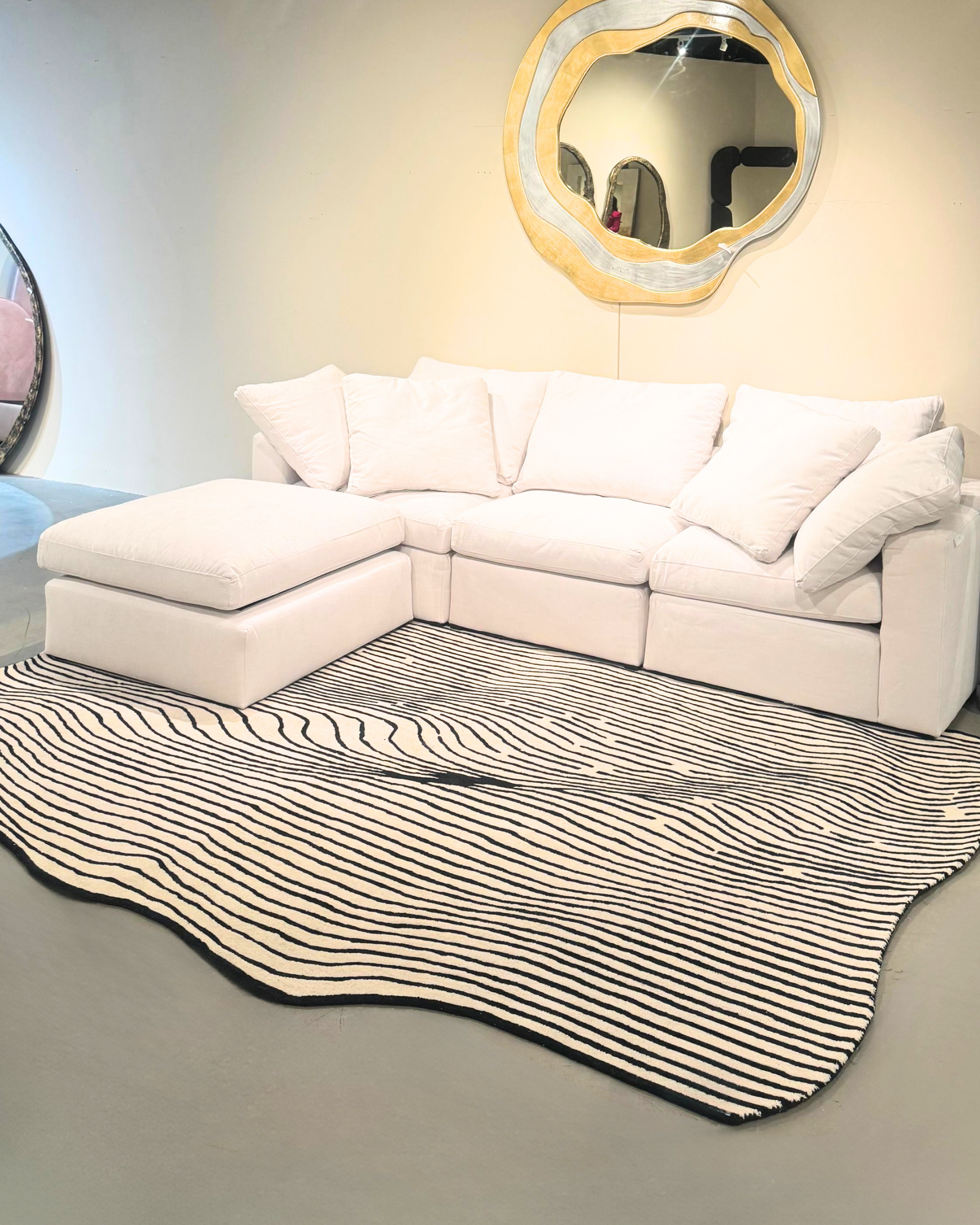 De nuestra colección Premium Hand Tufted: Este tapete rayado en beige con negro es una pieza artesanal única, hecha completamente a mano con materiales premium y un proceso que puede tomar hasta 3 meses, reflejando dedicación, detalle y exclusividad en cada fibra.

Características:

Hecho a mano.
Base de algodón.
70% lana de Nueva Zelanda, 30% viscosa.
Hecho en India.&nbsp;