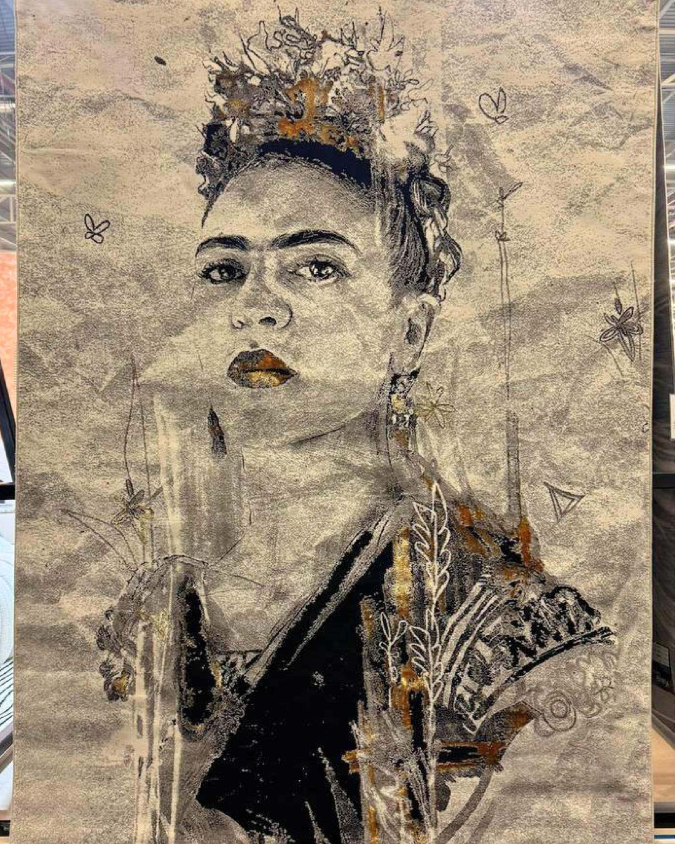 De nuestra colección POLAR: Este tapete color negro con blanco con el patron de Frida Kahlo, elaborado con&nbsp;hilo de poliéster brillante de alta calidad, aporta suavidad, estilo y un sutil brillo que realza cualquier espacio. Su diseño contemporáneo y textura confortable lo convierten en una pieza funcional y decorativa para el hogar.

Características:

Tejido a máquina.
Hilo de poliéster brillante de alta calidad.
Textura suave al tacto.
Reverso de algodón para mayor resistencia y durabilidad.
Diseño pl